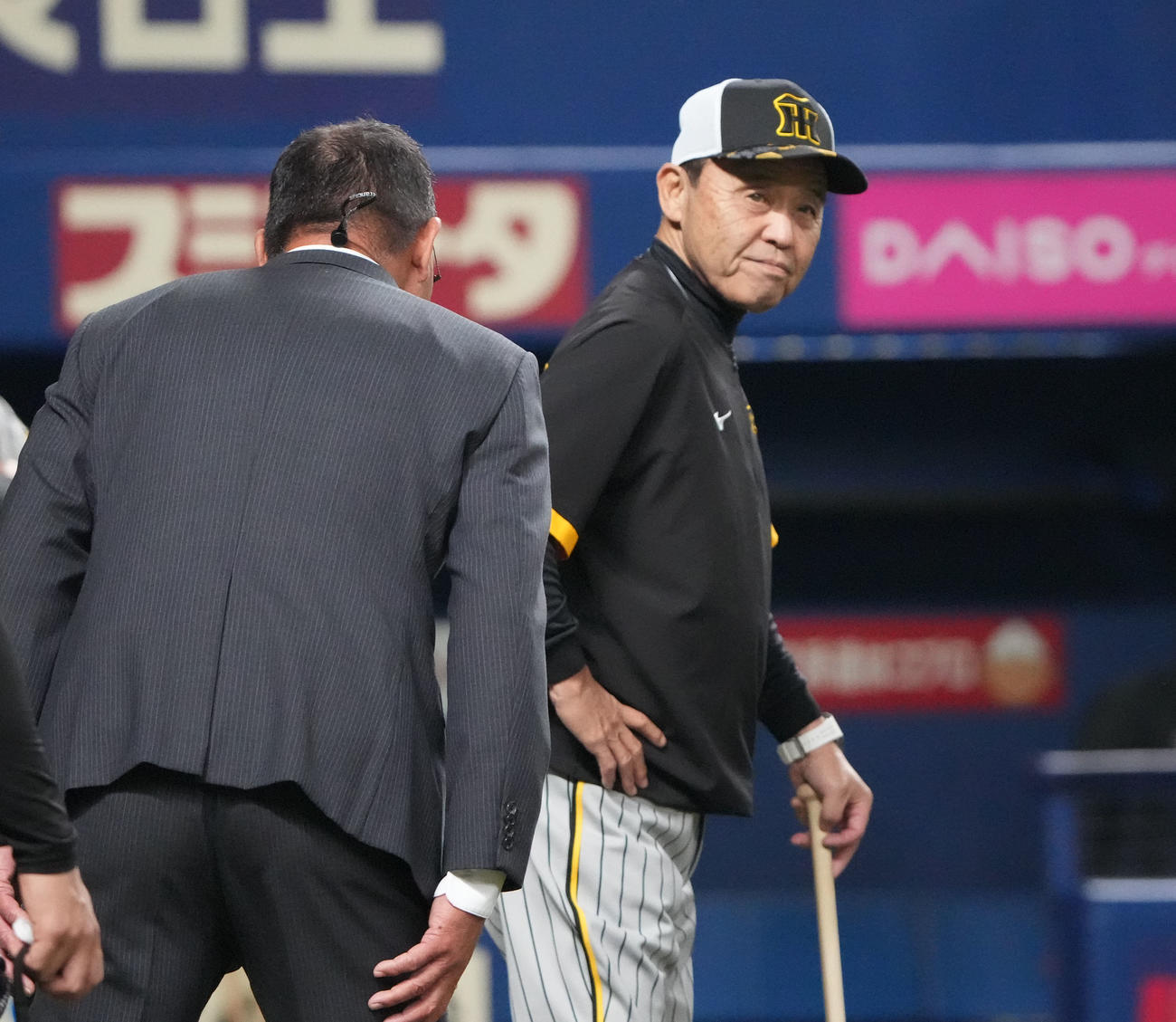 中日対阪神　試合前、福留氏とあいさつを交わす岡田監督（右）（撮影・森本幸一）