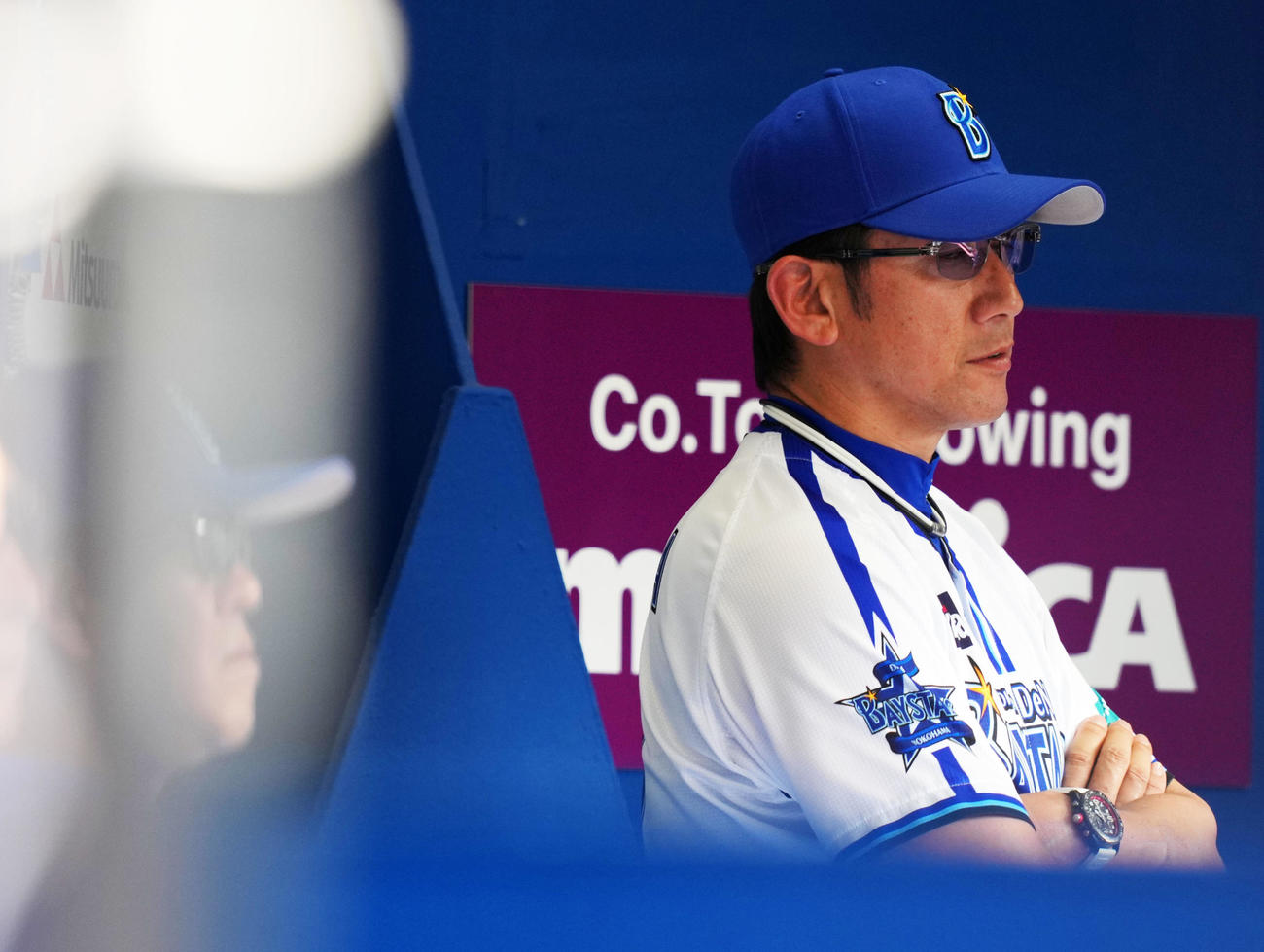 DeNA対ヤクルト　険しい表情で試合を見つめるDeNA三浦監督（撮影・横山健太）