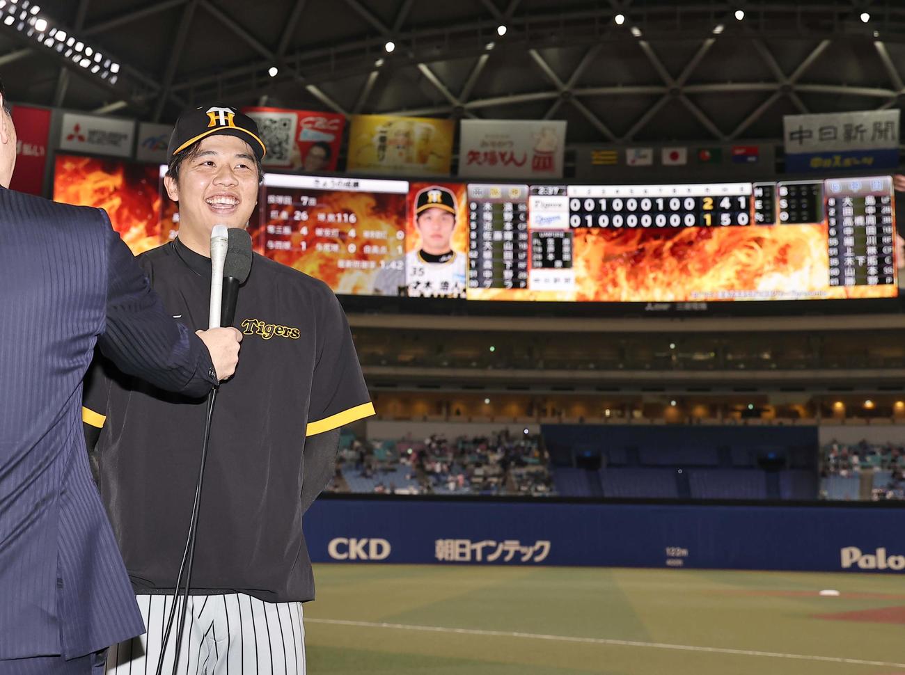 中日対阪神　今季初勝利をあげた才木はヒーローインタビューで笑顔を見せる（撮影・上田博志）