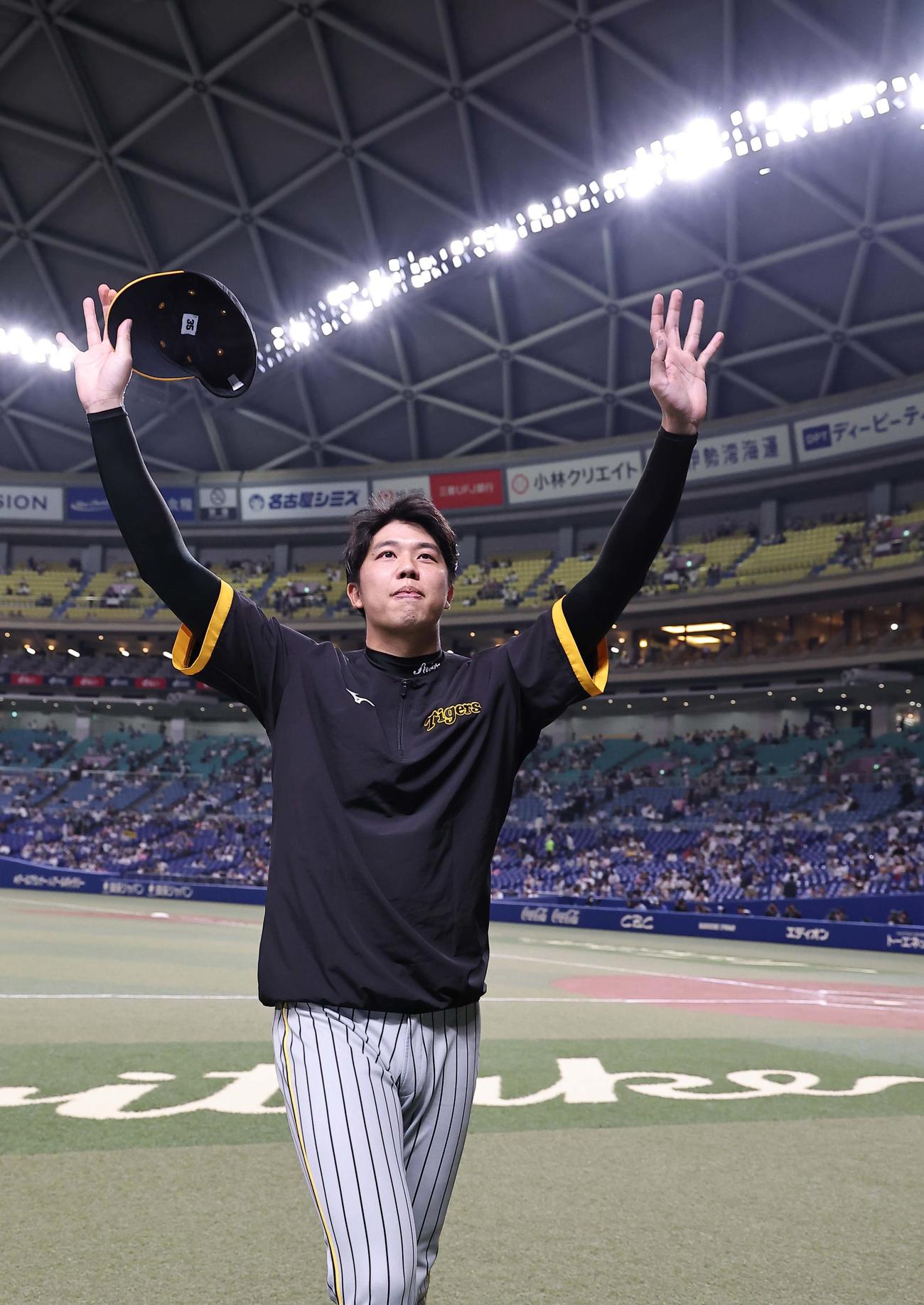中日対阪神　今季初勝利をあげた才木はファンのコールに手を上げて応える（撮影・上田博志）