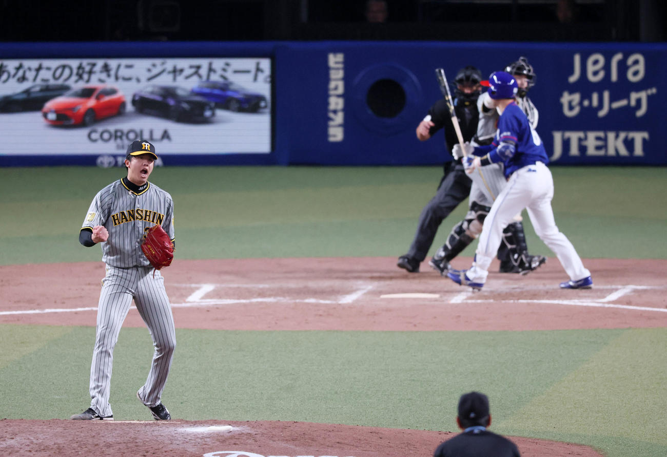 中日対阪神　7回裏中日2死一、三塁、才木は山本を三振に仕留めマウンド上で雄たけびをあげる（撮影・加藤哉）