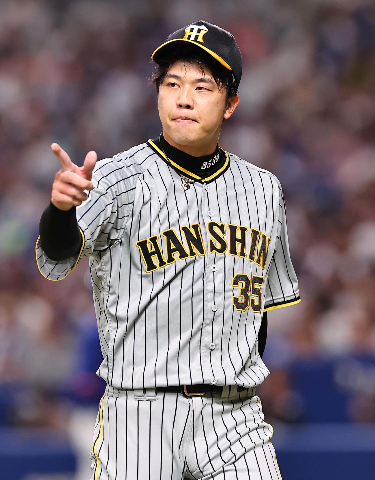 中日対阪神　初回を無失点に抑えベンチに引き揚げる阪神先発の才木（撮影・上田博志）