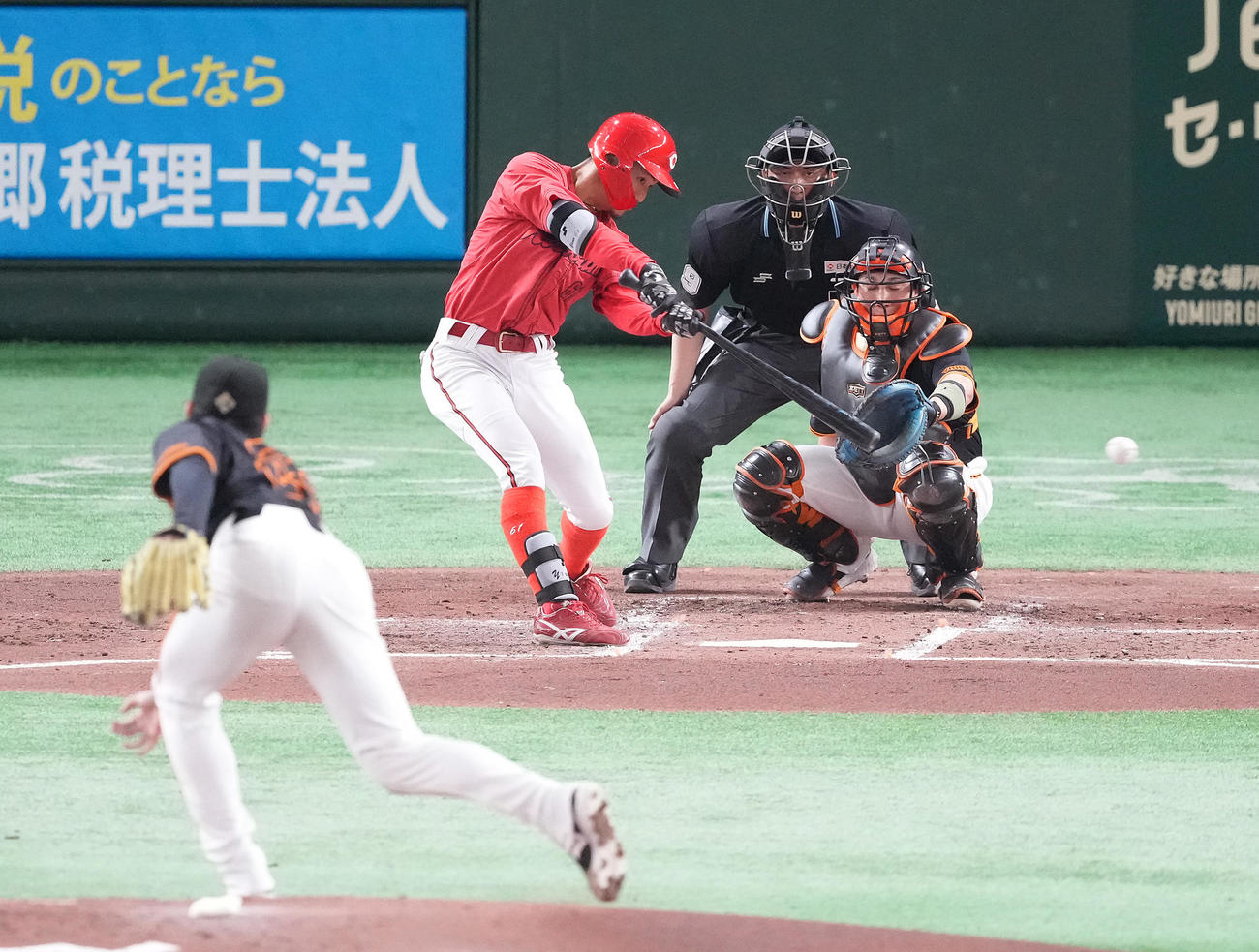 巨人対広島　3回表広島無死、内野安打を放つ矢野。投手高橋礼（撮影・鈴木みどり）