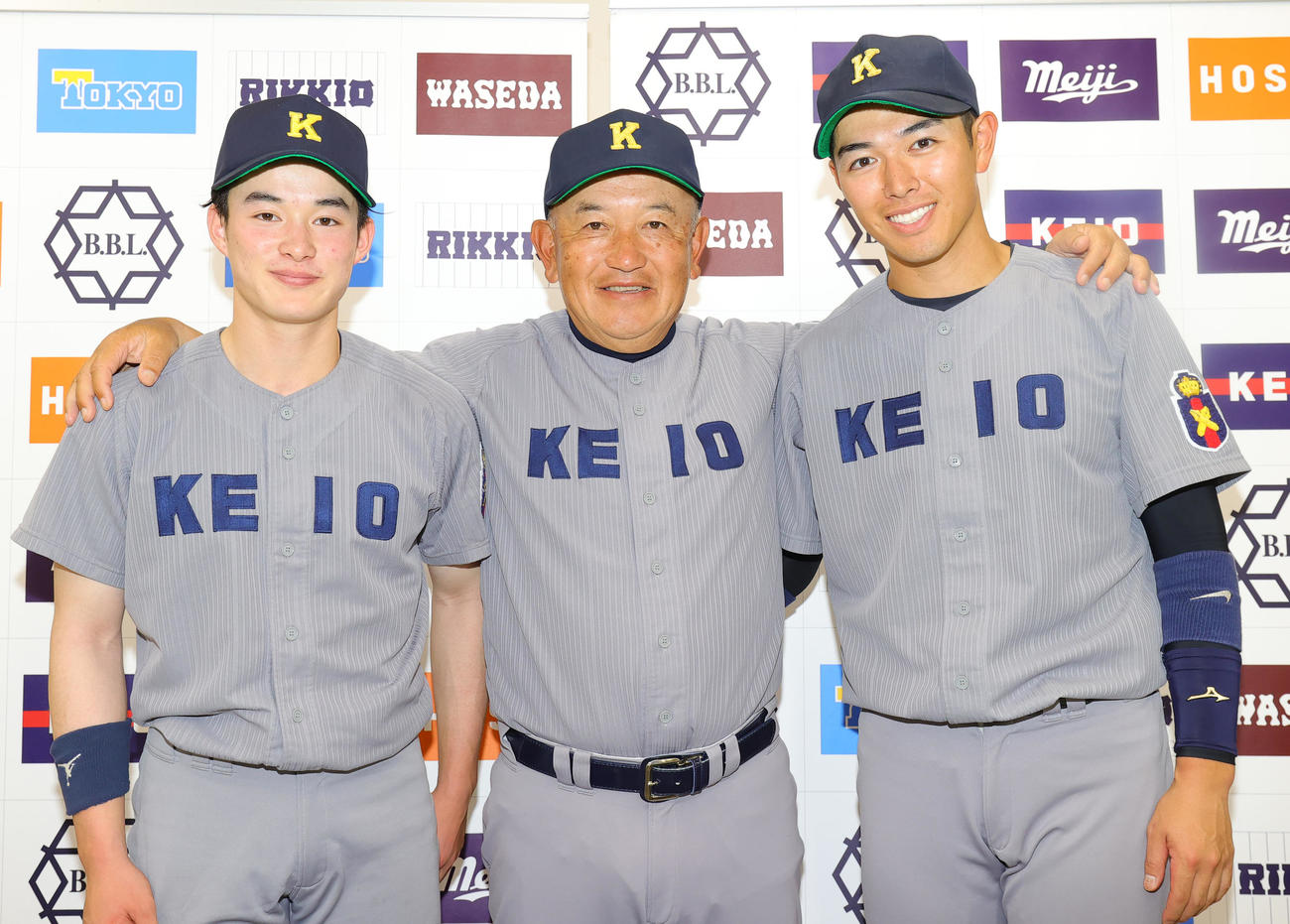 東大対慶大　堀井監督（中央）にねぎらわれる慶大・丸田（左）と清原（撮影・野上伸悟）