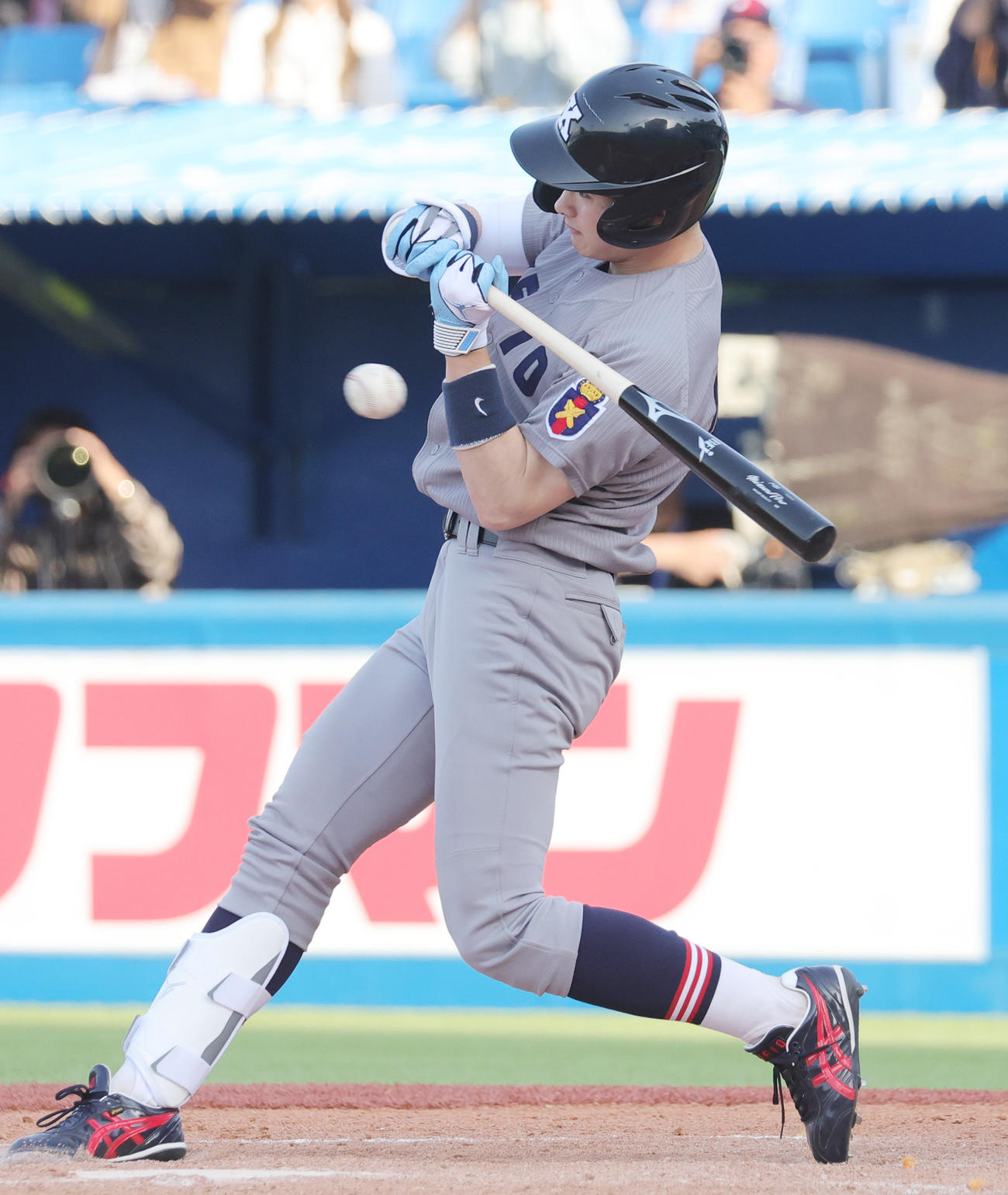 東大対慶大　8回裏慶大2死一塁、初打席で三塁内野安打を放つ丸田（撮影・野上伸悟）
