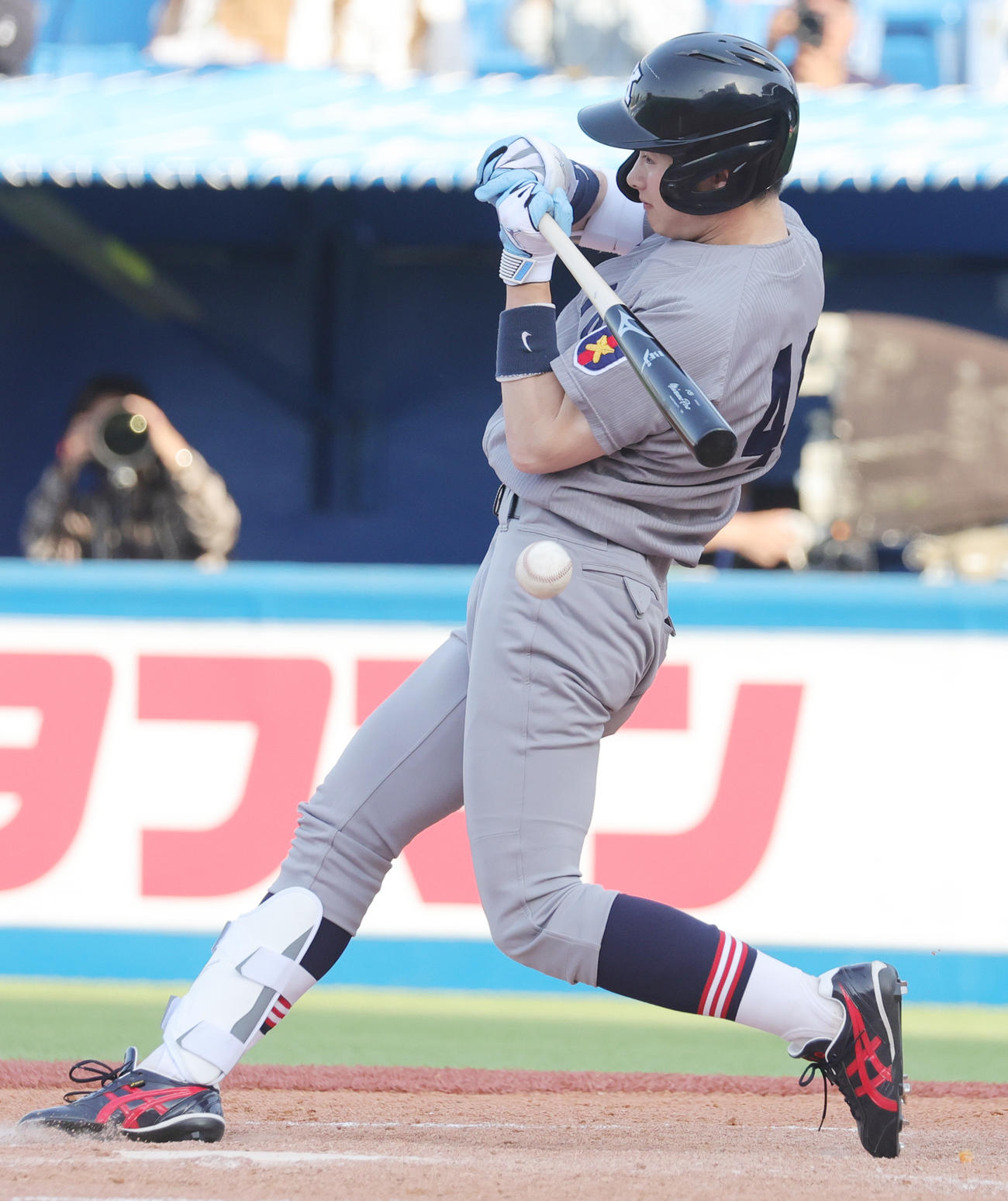 東大対慶大　8回裏慶大2死一塁、初打席で三塁内野安打を放つ丸田（撮影・野上伸悟）