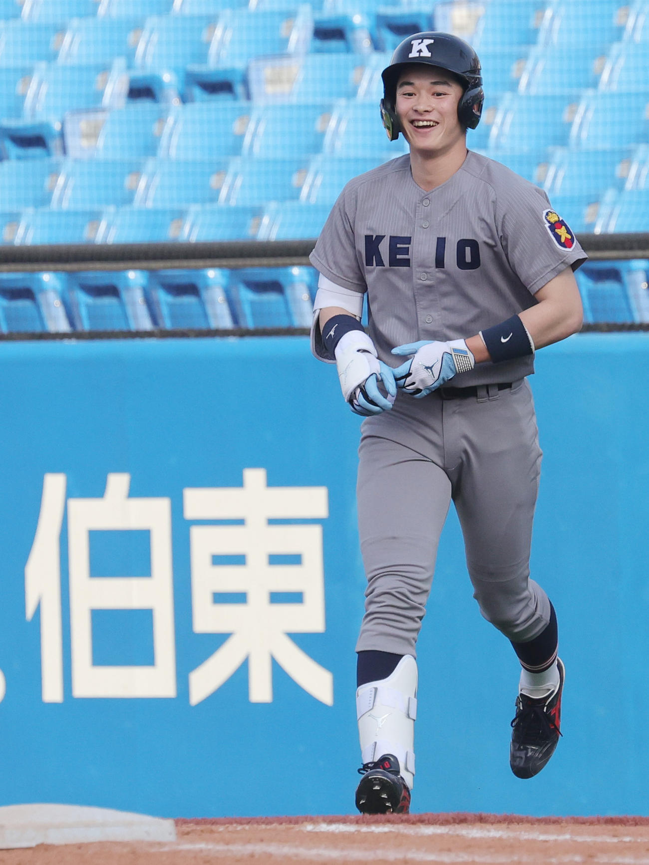 東大対慶大　8回裏慶大2死一塁、初打席で三塁内野安打を放ち笑顔を見せる丸田（撮影・野上伸悟）