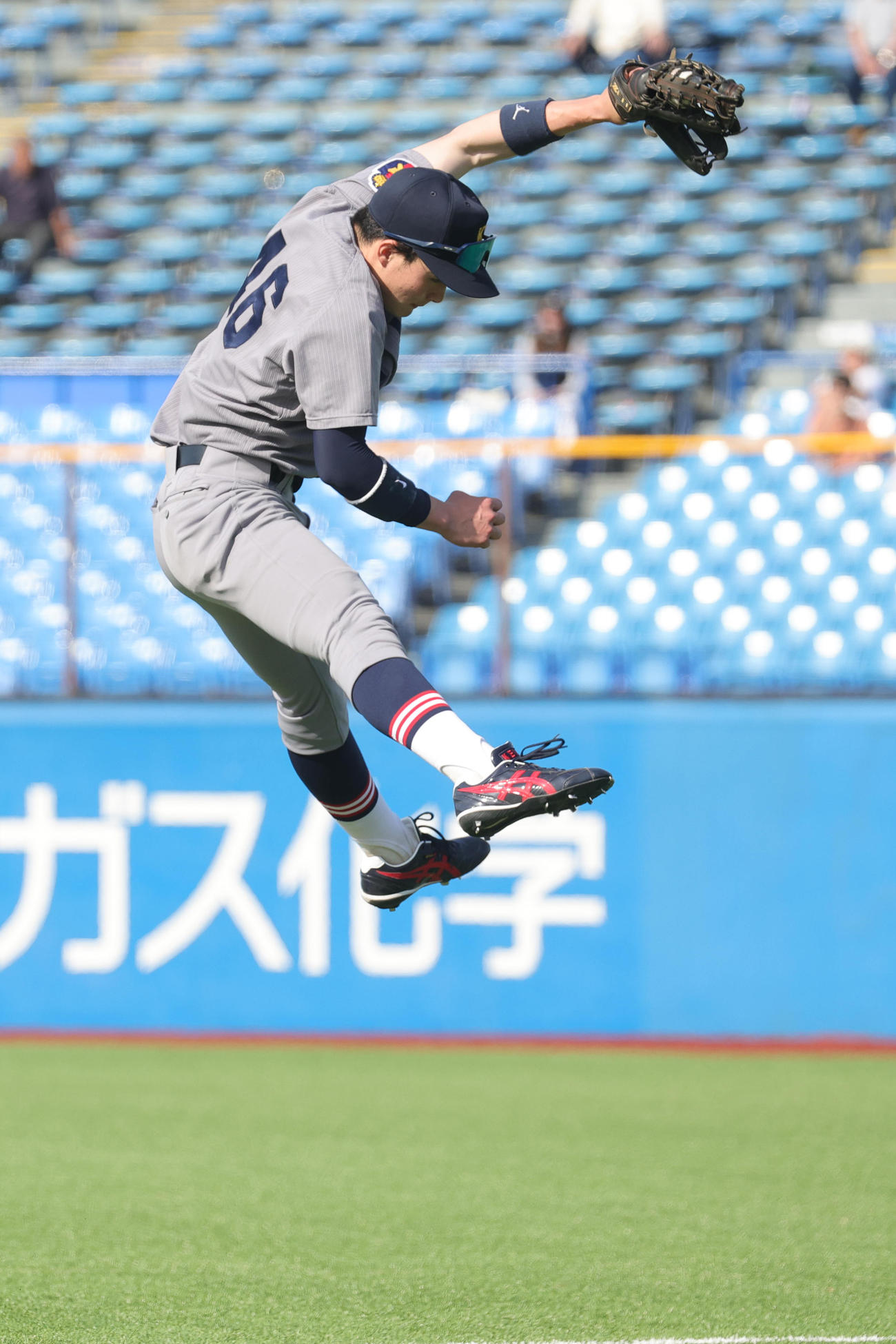 東大対慶大　イニング間に外野手とキャッチボールする慶大・丸田（撮影・野上伸悟）