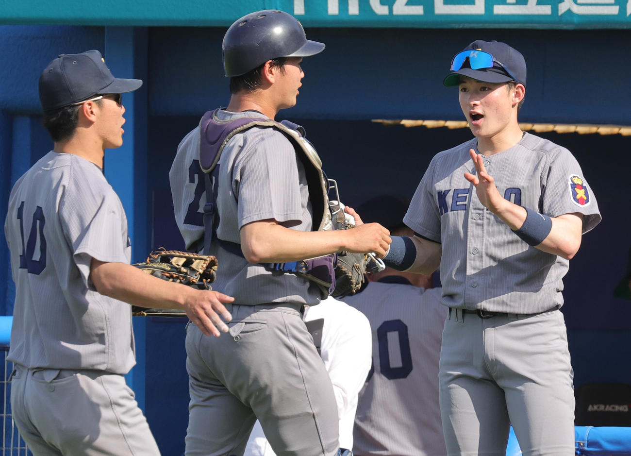 東大対慶大　ベンチ入りし選手を出迎える慶大・丸田（撮影・野上伸悟）