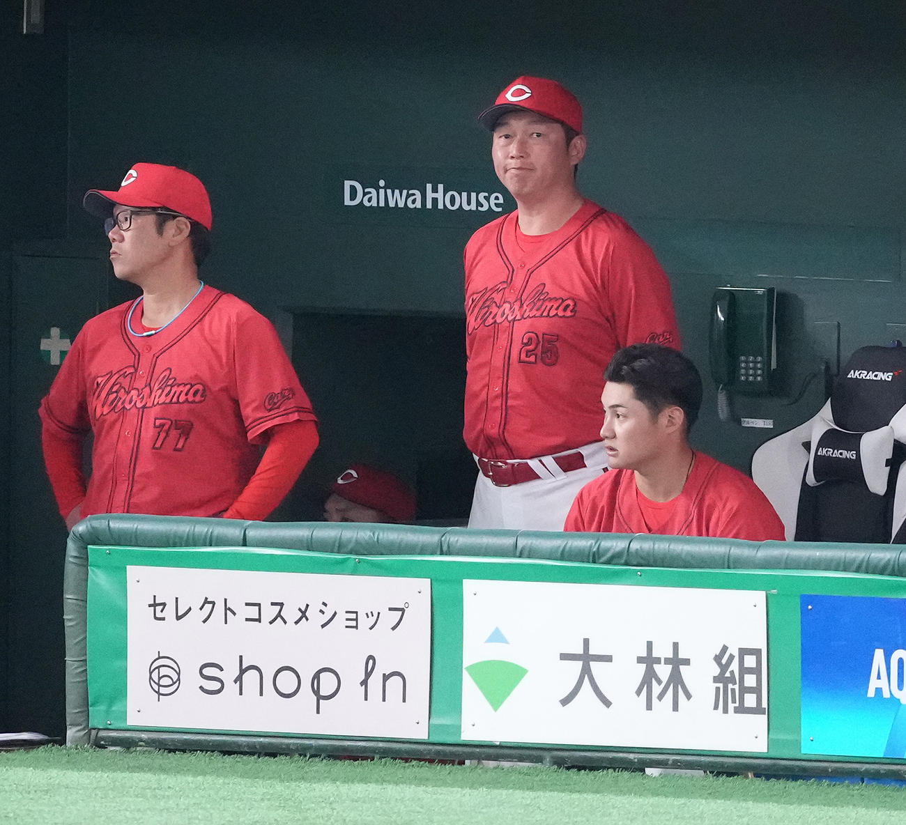巨人対広島　ベンチで浮かない表情の広島新井監督（中央）（撮影・鈴木みどり）