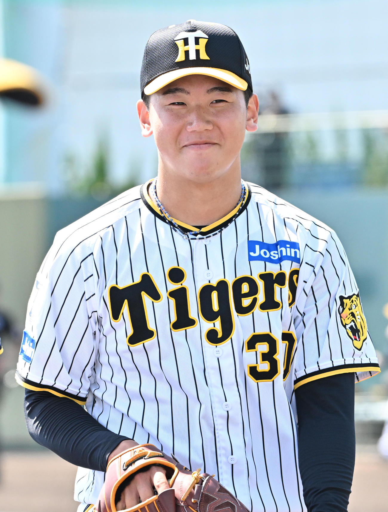阪神対ソフトバンク　6回表ソフトバンク、遠藤の好捕に笑顔でベンチに引き揚げる門別（撮影・石井愛子）