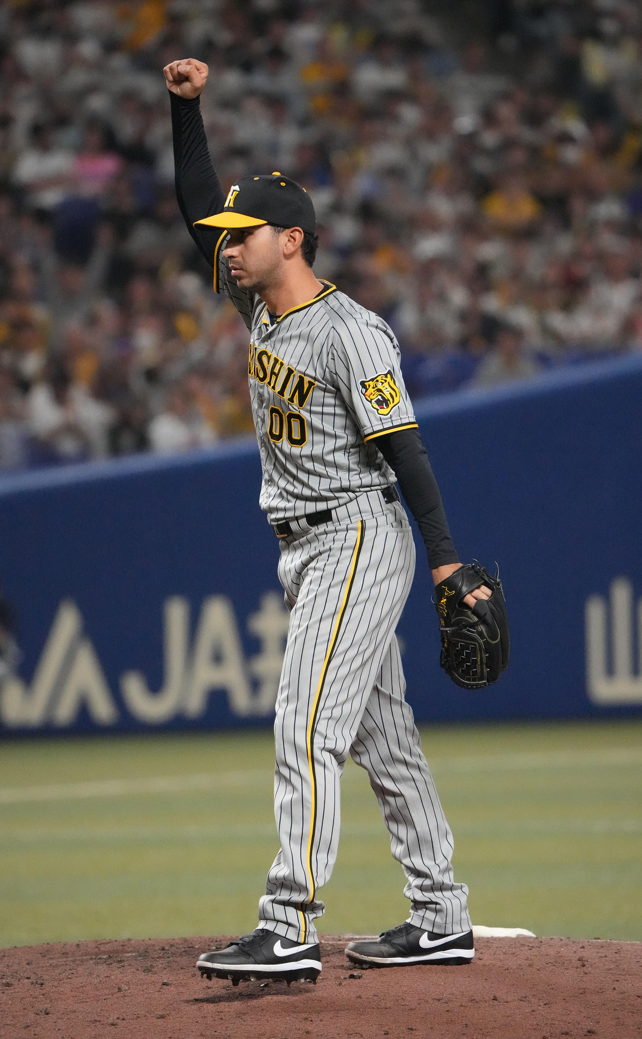 中日対阪神　9回裏中日2死、上林を三振に仕留め拳を上げるゲラ（撮影・森本幸一）