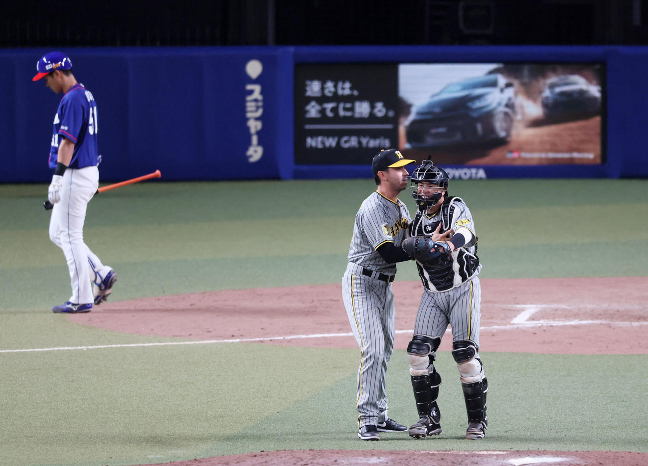 中日対阪神　中日に勝利し梅野（右）と抱き合うゲラ。左は上林（撮影・加藤哉）