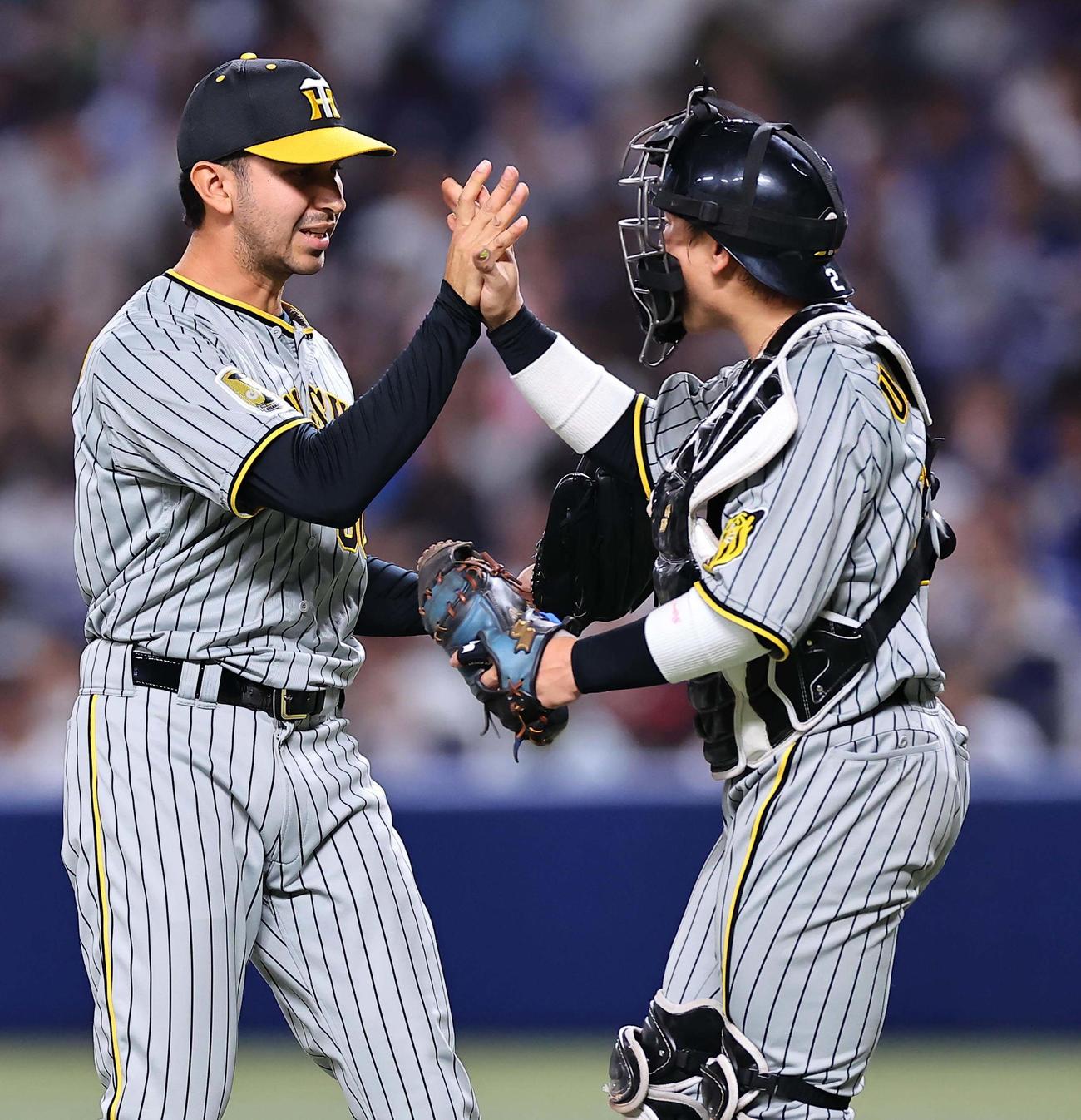 中日対阪神　中日に勝利し梅野（右）とハイタッチするゲラ（撮影・上田博志）