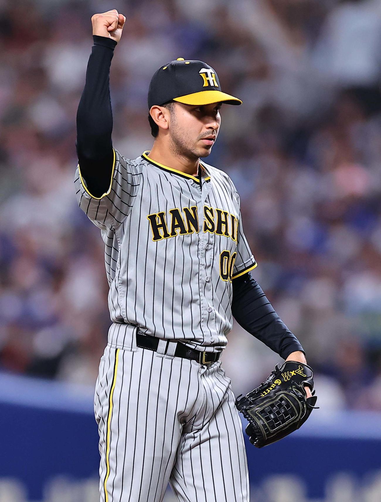中日対阪神　9回裏中日2死、中日に勝利しガッツポーズをするゲラ（撮影・上田博志）