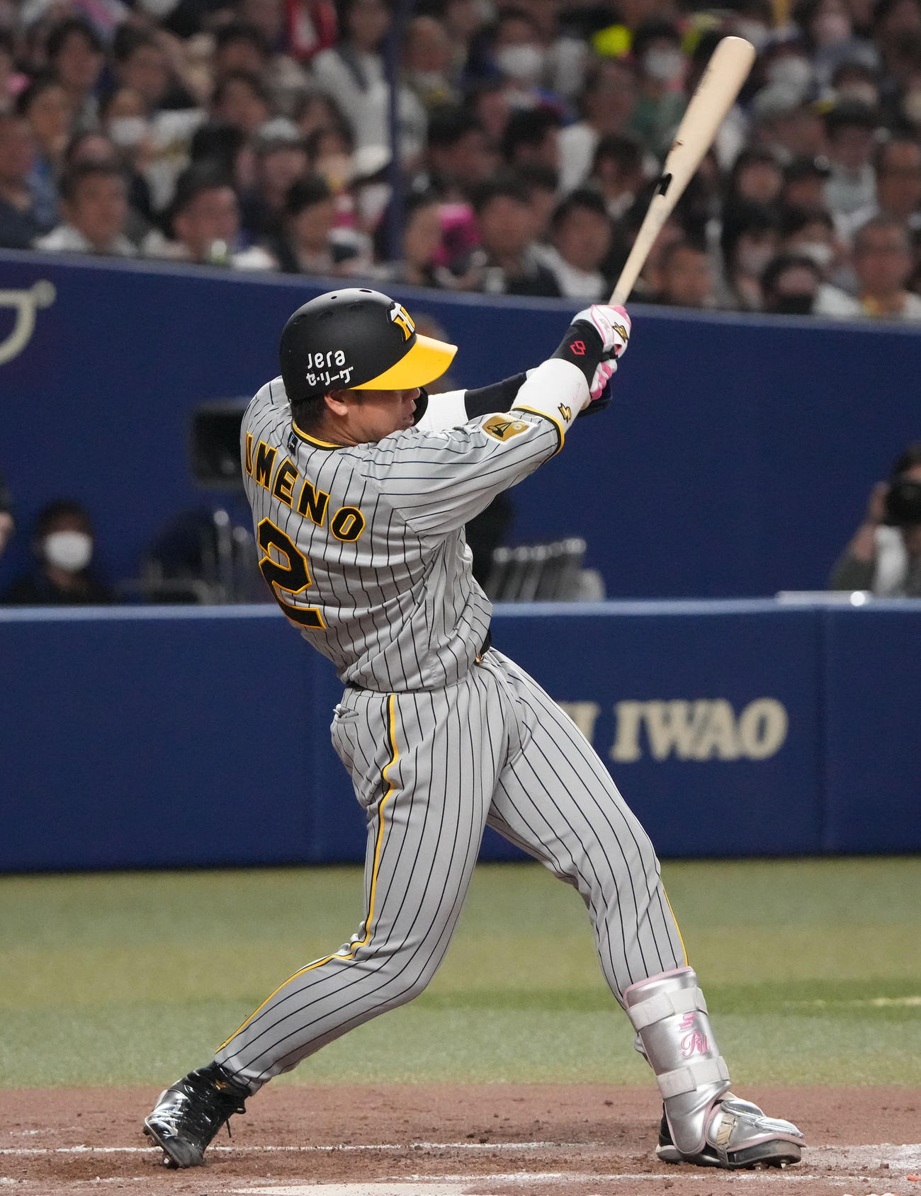中日対阪神　3回表阪神2死一、二塁、中前適時打を放つ梅野（撮影・森本幸一）