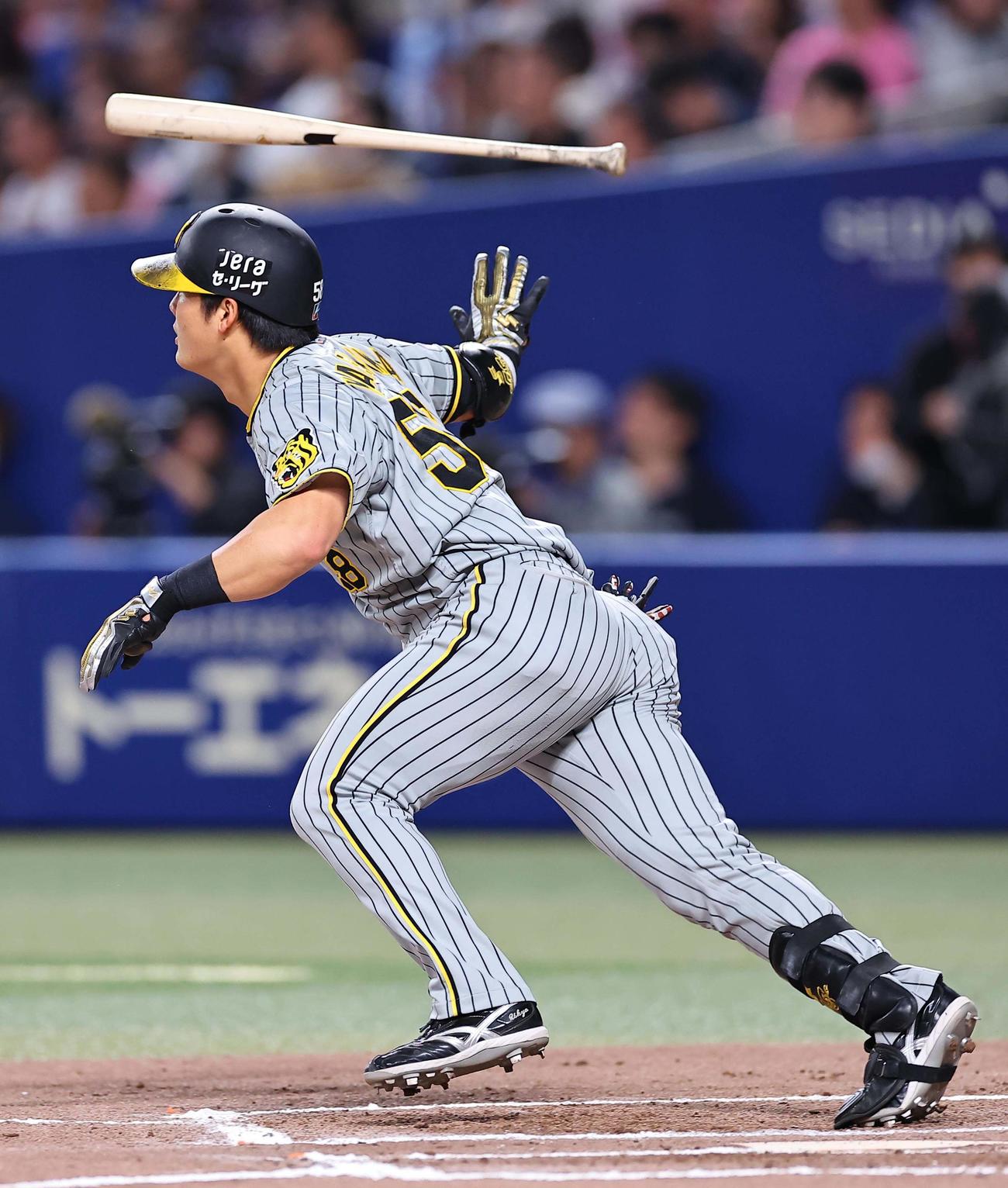 中日対阪神　7回表阪神1死、前川は右翼線二塁打を放つ（撮影・上田博志）