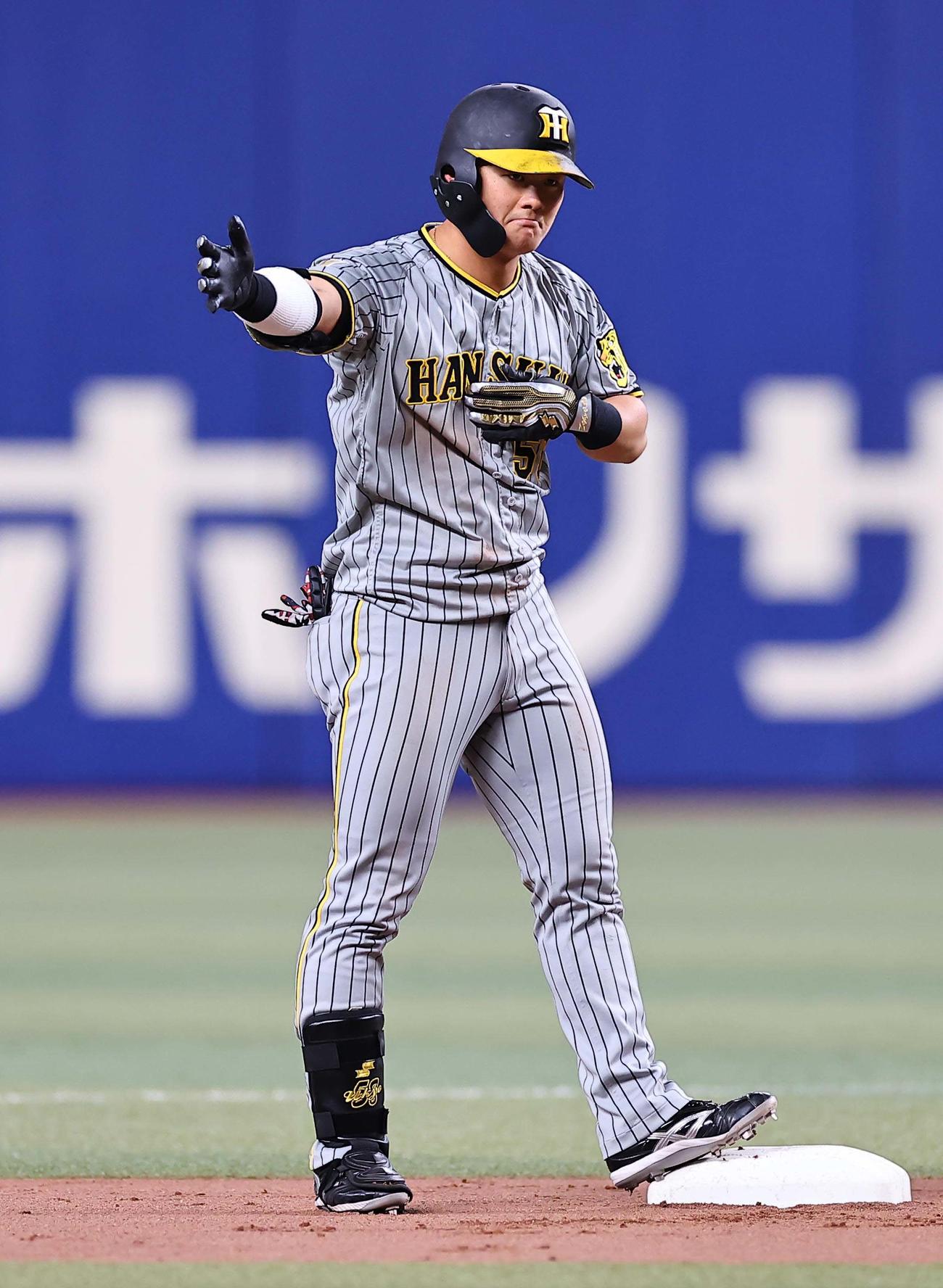 中日対阪神　7回表阪神1死、前川は右翼線二塁打を放つ（撮影・上田博志）