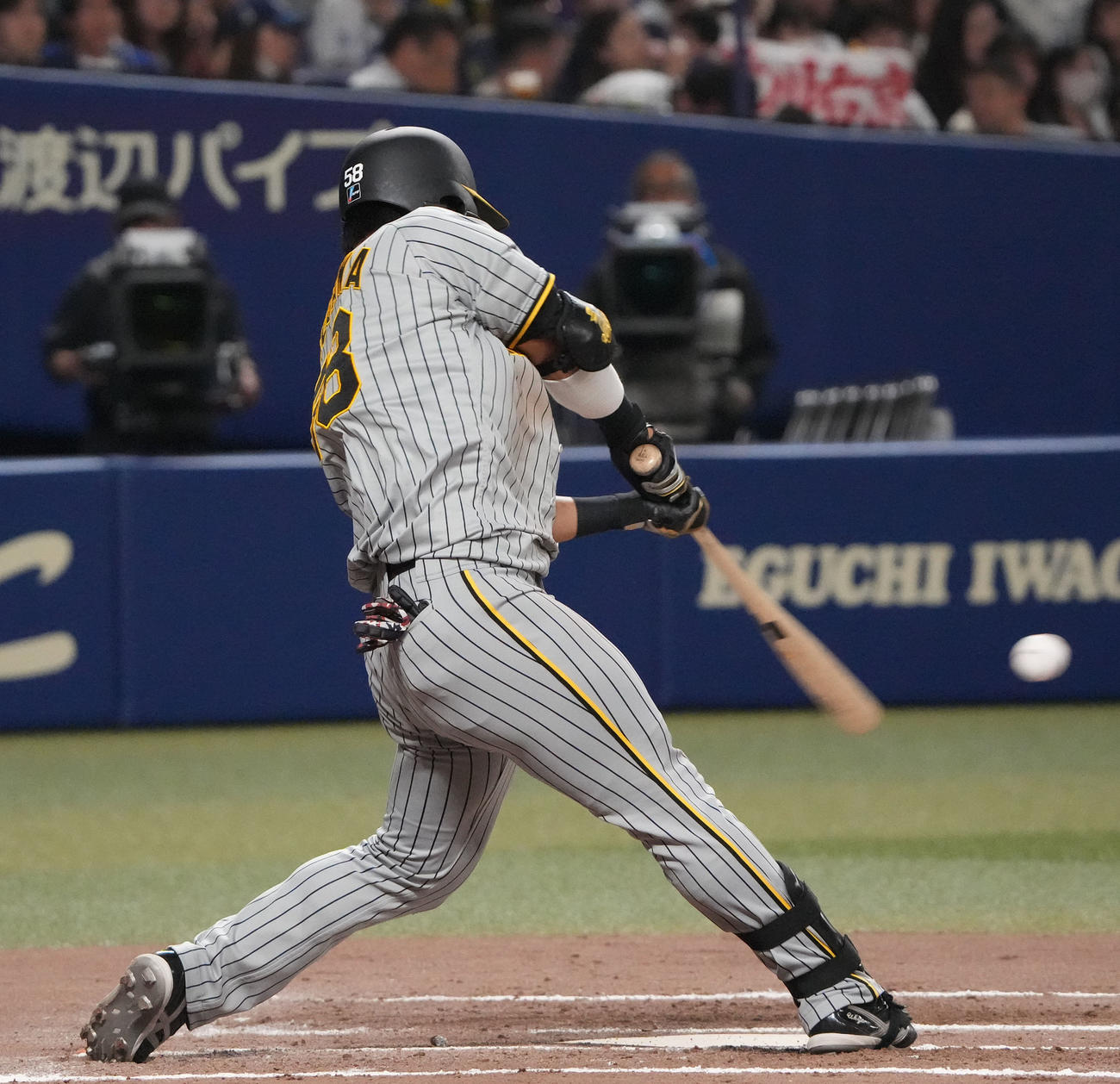 中日対阪神　7回表阪神1死、右二塁打を放つ前川（撮影・森本幸一）