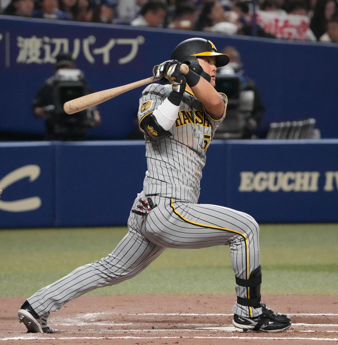 中日対阪神　7回表阪神1死、右二塁打を放つ前川（撮影・森本幸一）