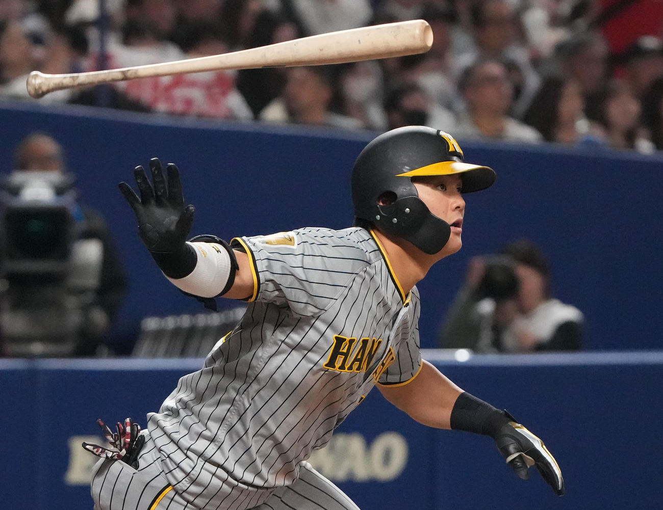 中日対阪神　7回表阪神1死、右翼線二塁打を放つ前川（撮影・森本幸一）