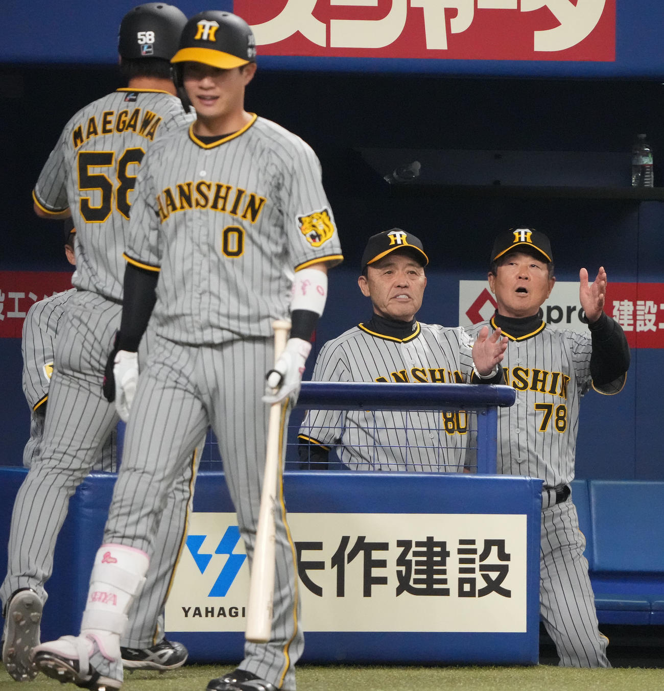 中日対阪神　7回表阪神2死二塁、中野の右前適時打で生還した前川を迎える岡田監督（右から2人目）（撮影・森本幸一）