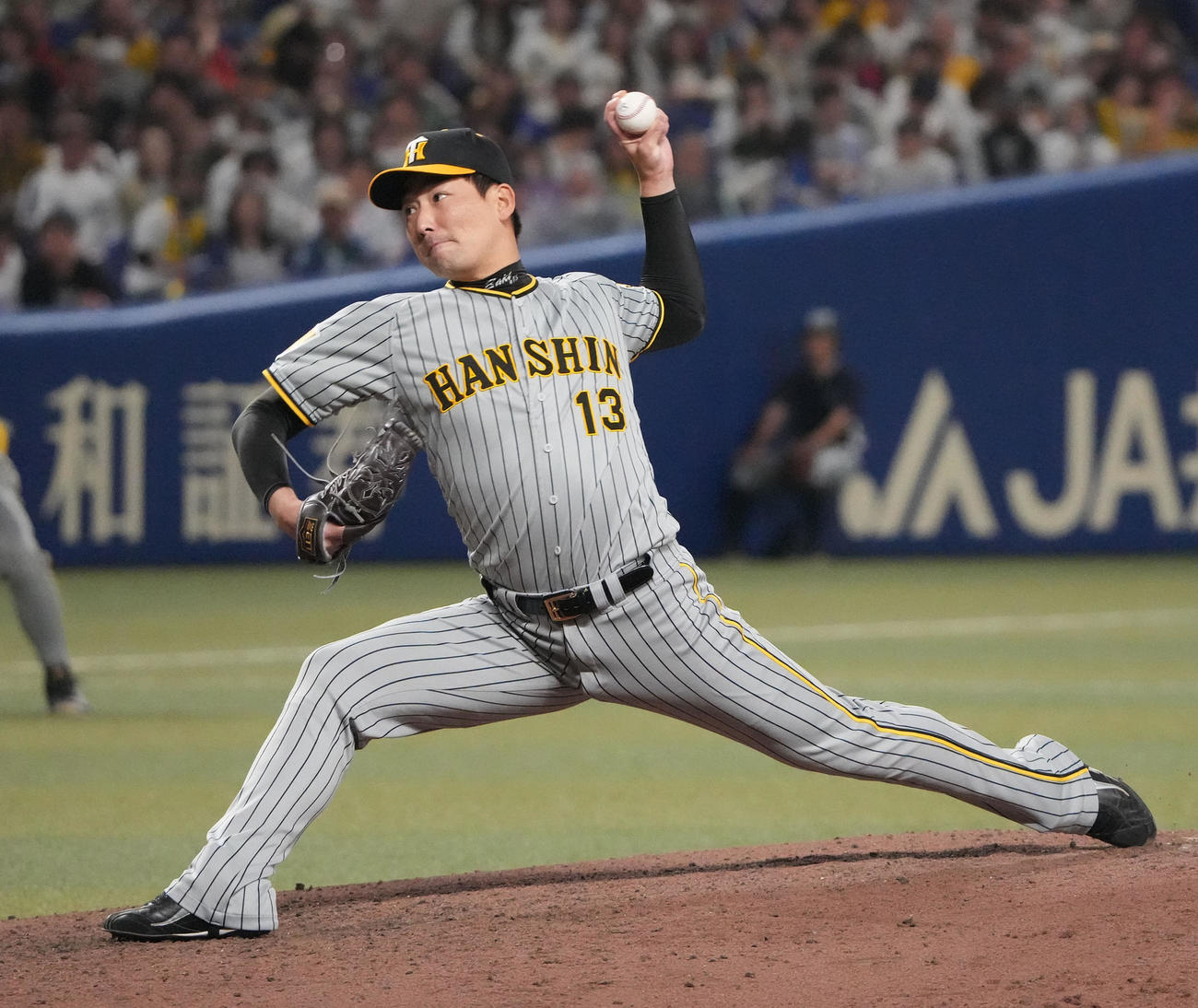 中日対阪神　8回裏、阪神2番手で登板する岩崎（撮影・森本幸一）