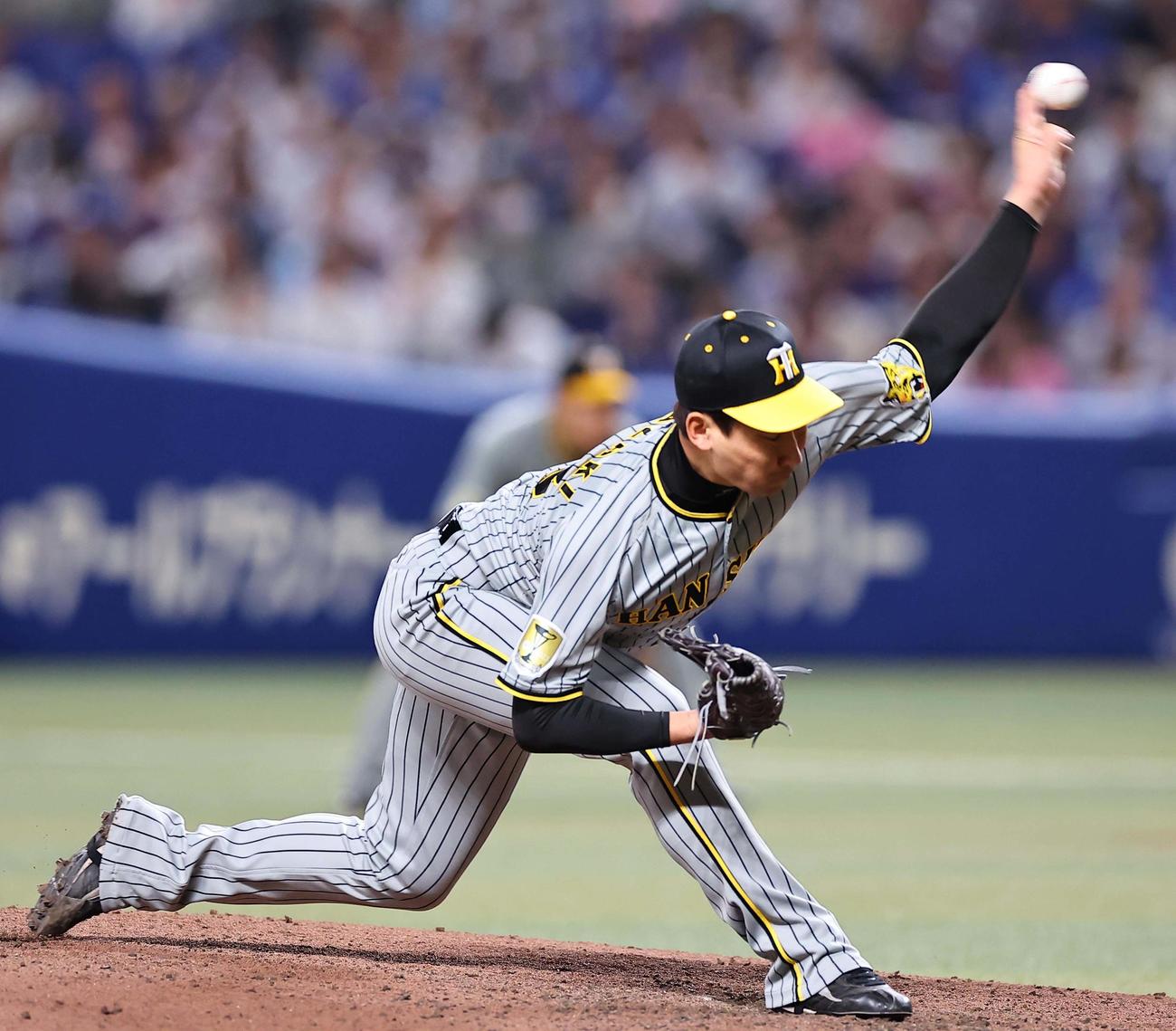 中日対阪神　阪神2番手の岩崎（撮影・上田博志）