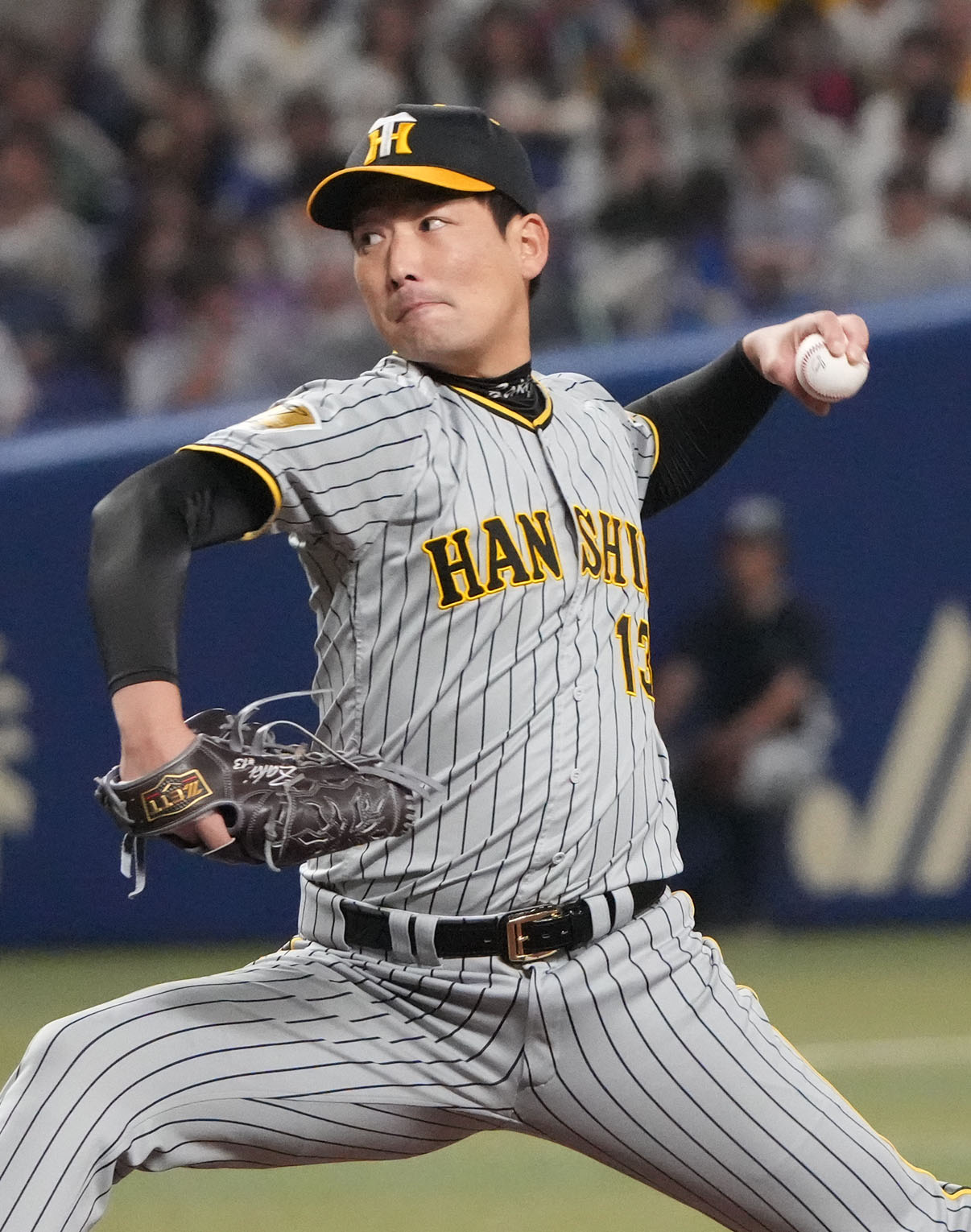 中日対阪神　8回裏、阪神2番手で登板する岩崎（撮影・森本幸一）