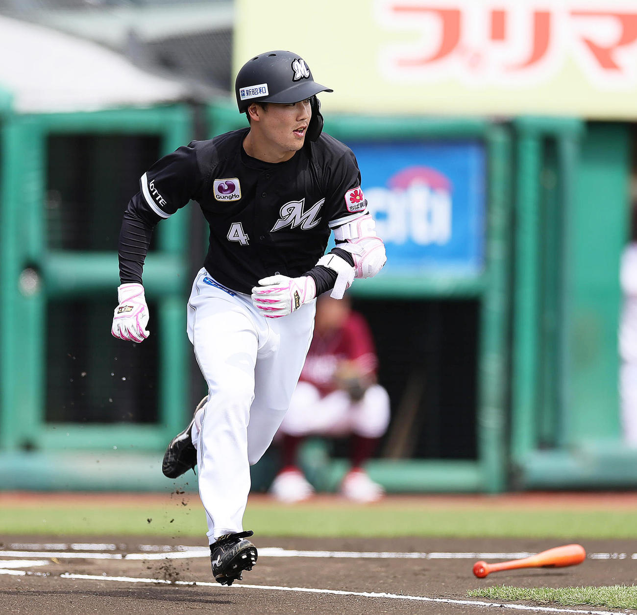 楽天対ロッテ　1回表ロッテ無死、友杉は中前打を放つ（撮影・足立雅史）