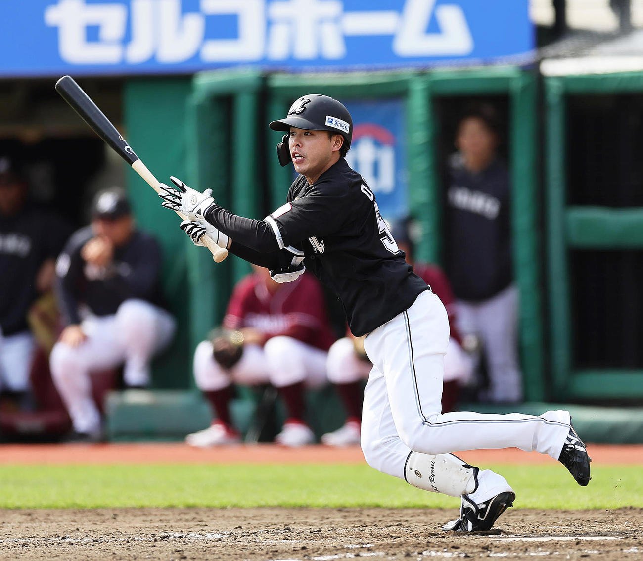 楽天対ロッテ　3回表ロッテ2死三塁、小川は左前適時打を放つ（撮影・足立雅史）
