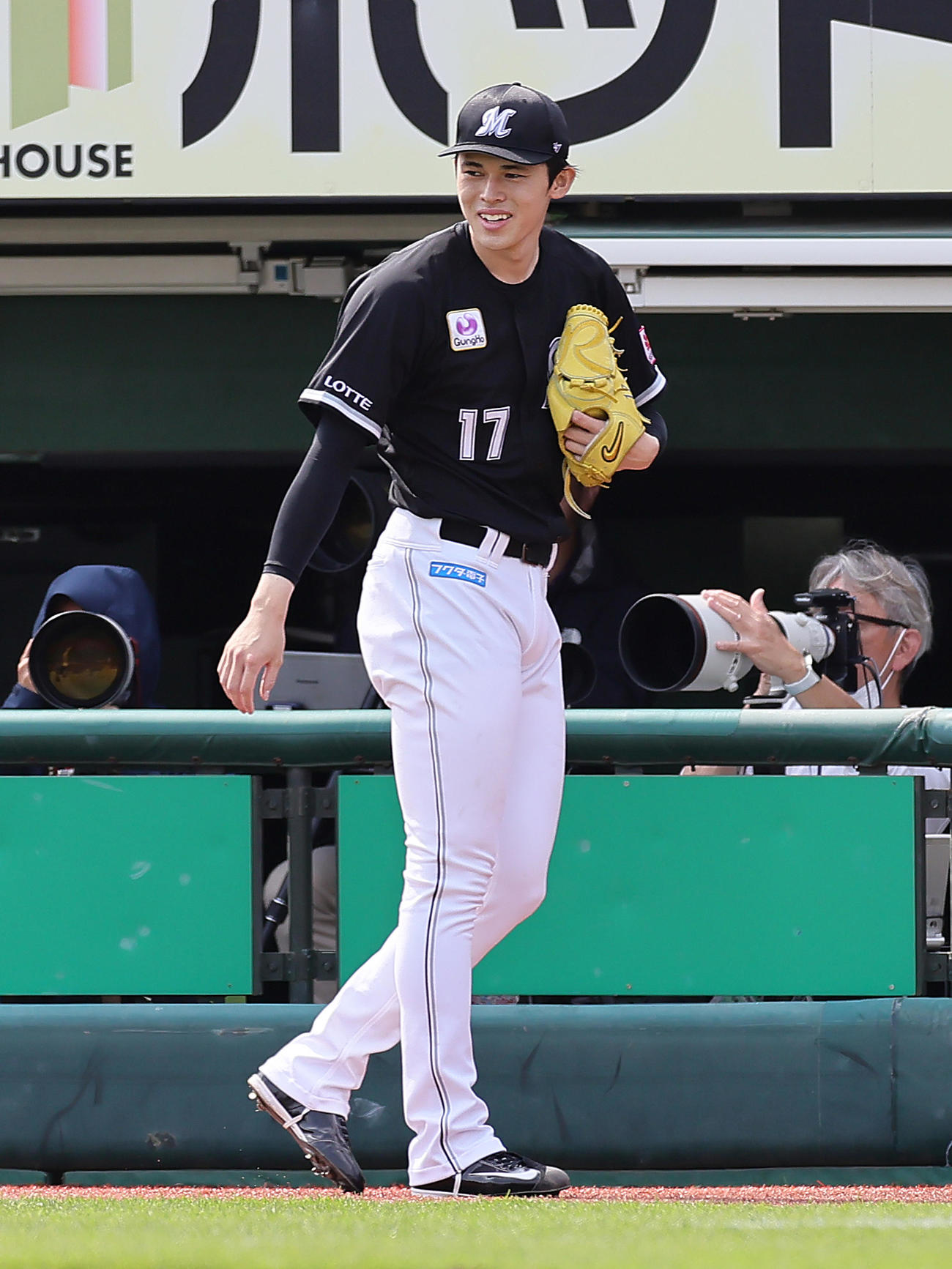 楽天対ロッテ　3回表ロッテ2死三塁、小川の左前適時打に笑顔を見せる佐々木（撮影・足立雅史）