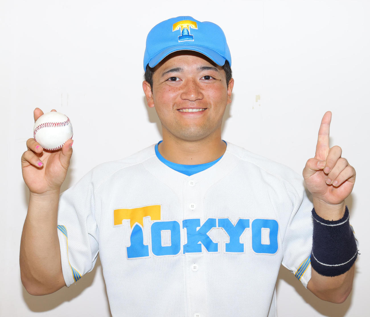 東大対慶大　本塁打の記念球を手に笑顔の東大・府川（撮影・野上伸悟）