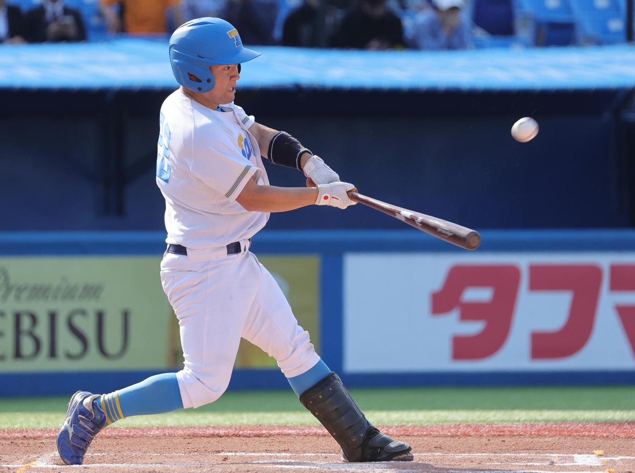 東大対慶大　6回表東大1死、左越え2点本塁打を放つ府川（撮影・野上伸悟）
