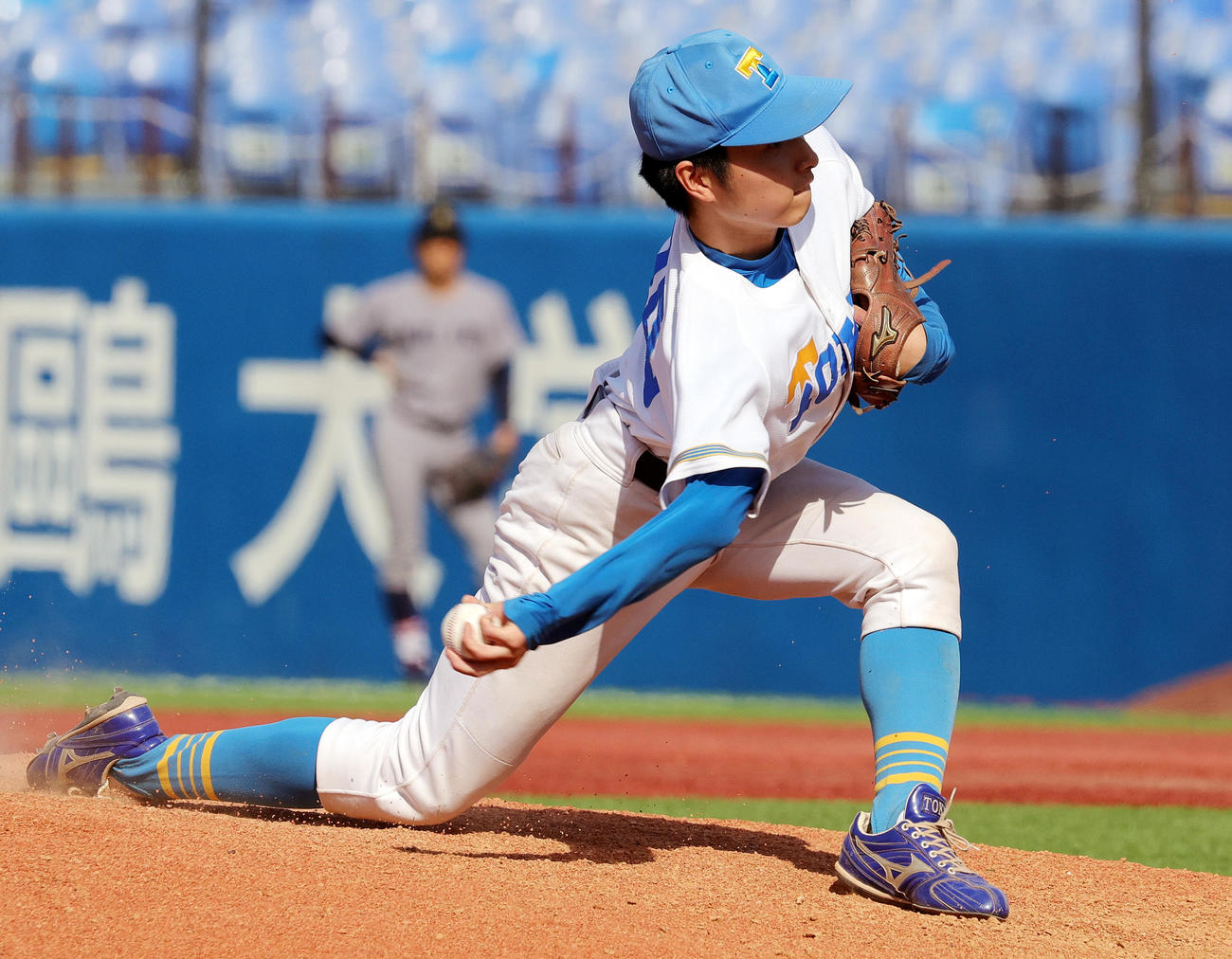 東大対慶大　力投する東大・渡辺（撮影・野上伸悟）