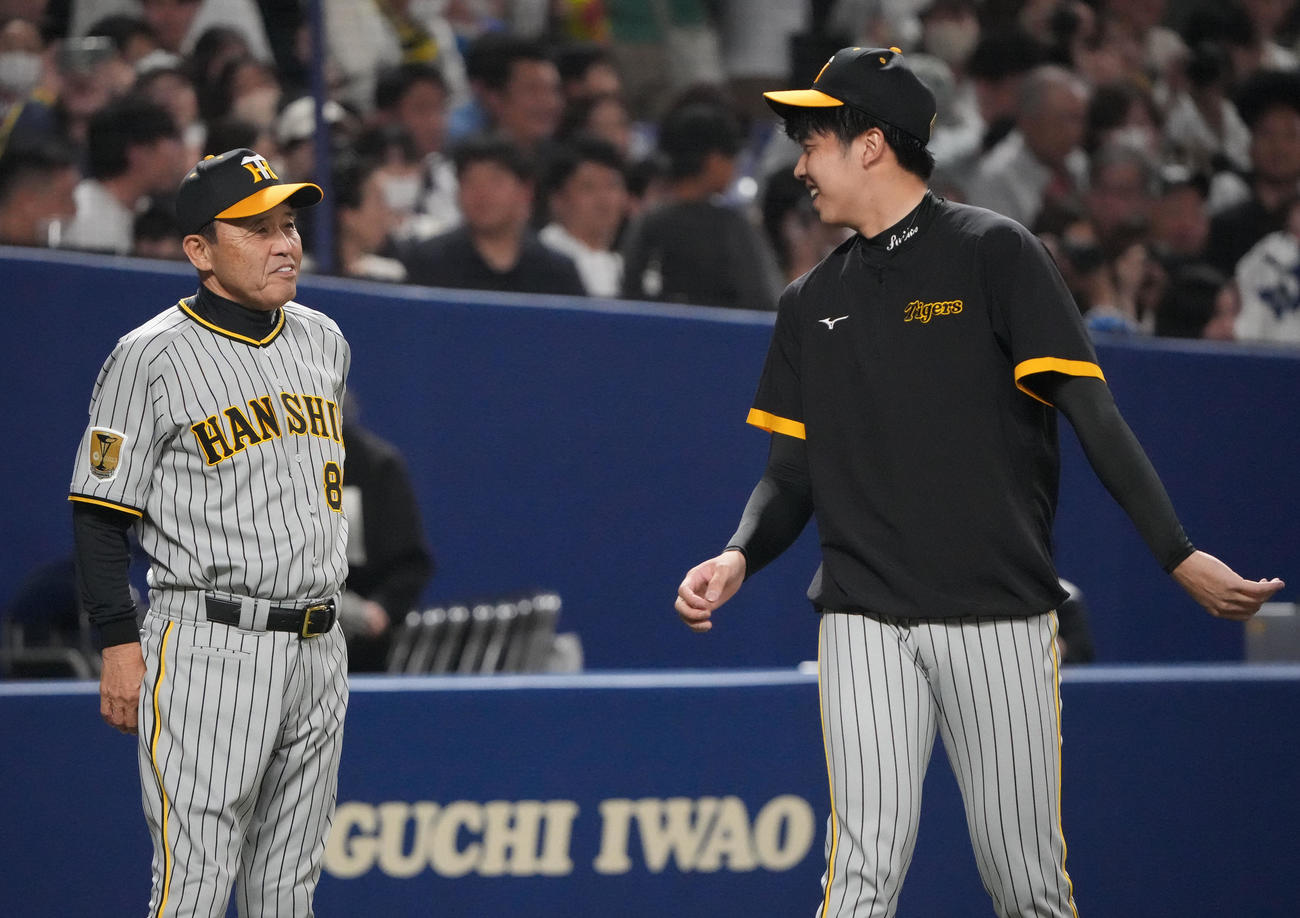 中日対阪神　試合終了、明るい表情で言葉を交わす岡田監督（左）と才木（撮影・森本幸一）
