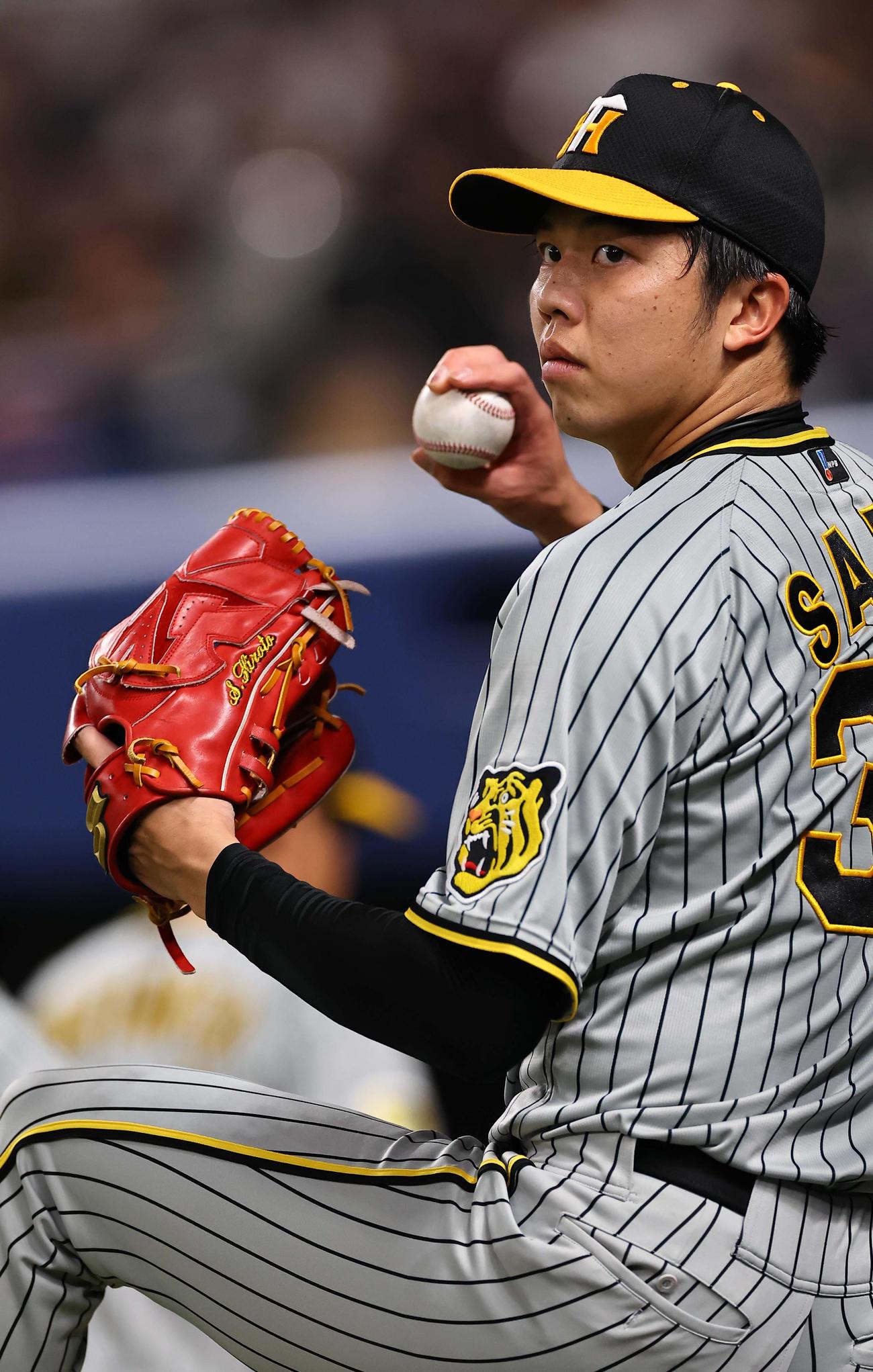 中日対阪神　ベンチ前で投球練習をする才木（撮影・上田博志）