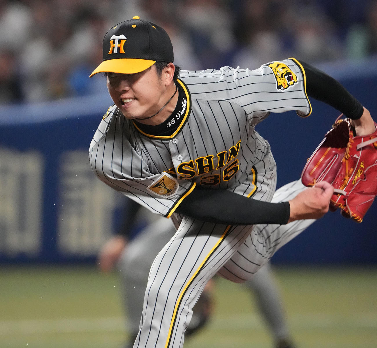 中日対阪神　5回裏、汗を飛ばし力投する阪神先発の才木（撮影・森本幸一）
