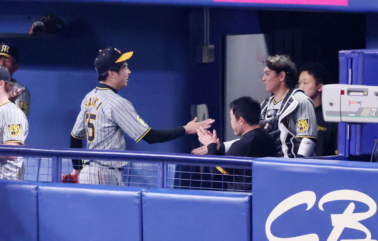 中日対阪神　6回裏を終えベンチでタッチする才木（左）と梅野（撮影・加藤哉）