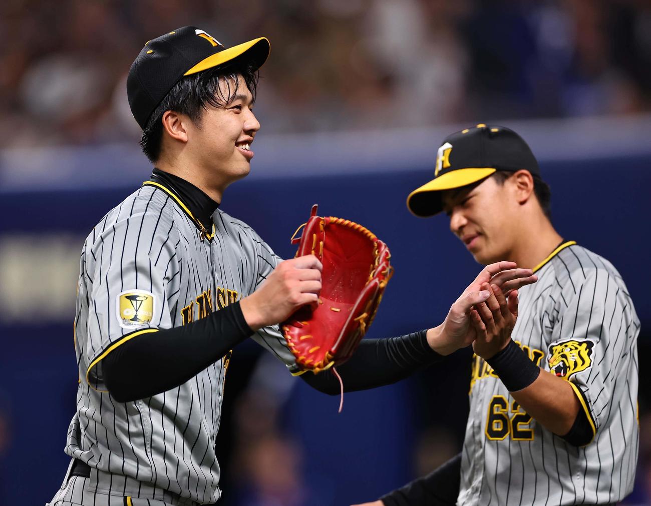 中日対阪神　7回1失点と好投した才木（左）は笑顔を見せる（撮影・上田博志）