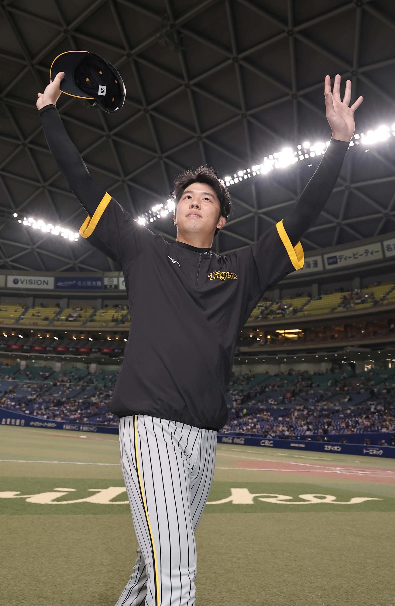 中日対阪神　今シーズン初勝利をあげた才木はファンのコールに手を上げて応える（撮影・上田博志）