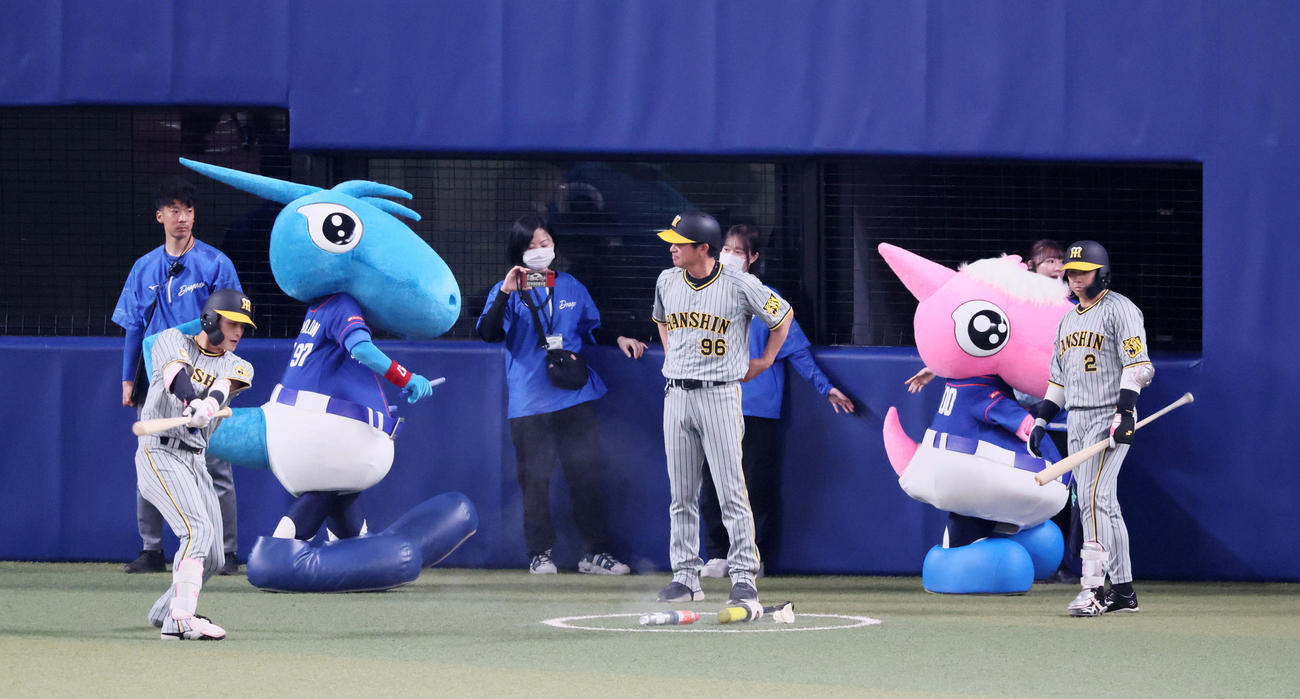 中日対阪神　1回表阪神無死、次打者席で準備する木浪（左）と梅野。中央は筒井コーチ（撮影・加藤哉）