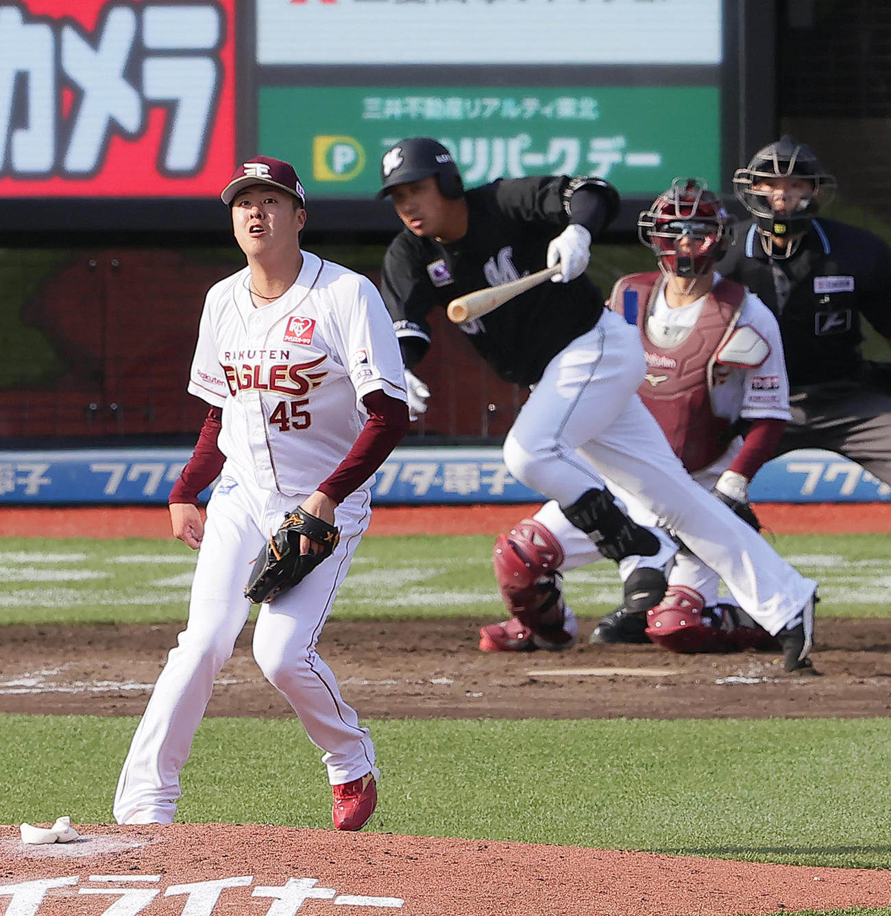 楽天対ロッテ　8回表ロッテ2死二塁、愛斗を中飛に仕留めた松井（撮影・足立雅史）