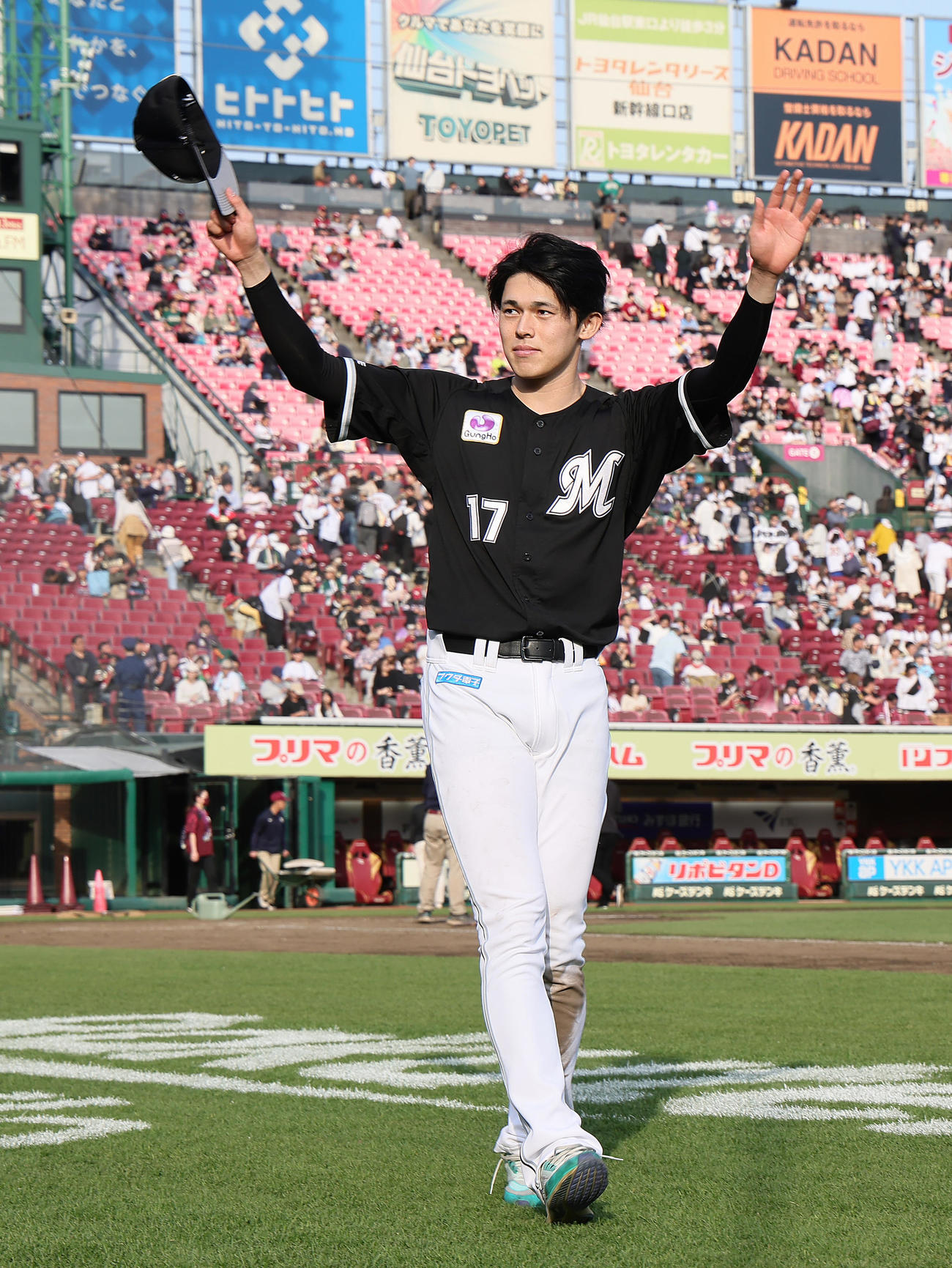 楽天対ロッテ　7回2失点で勝利を挙げスタンドの声援に応えるロッテ佐々木（撮影・足立雅史）