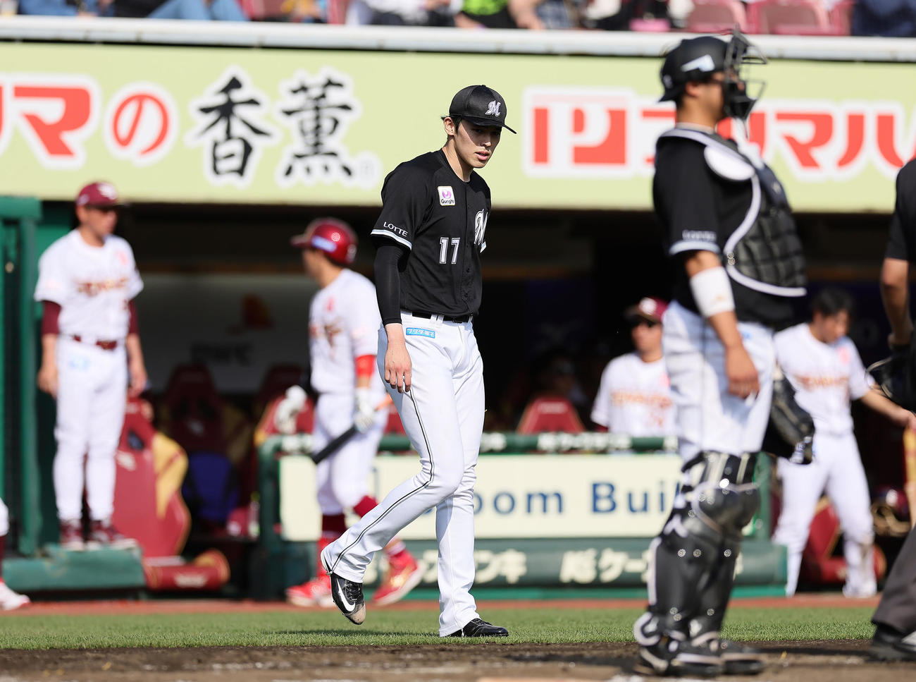 楽天対ロッテ　6回裏楽天2死一塁、島内の右前打と味方失策で失点した佐々木（撮影・足立雅史）