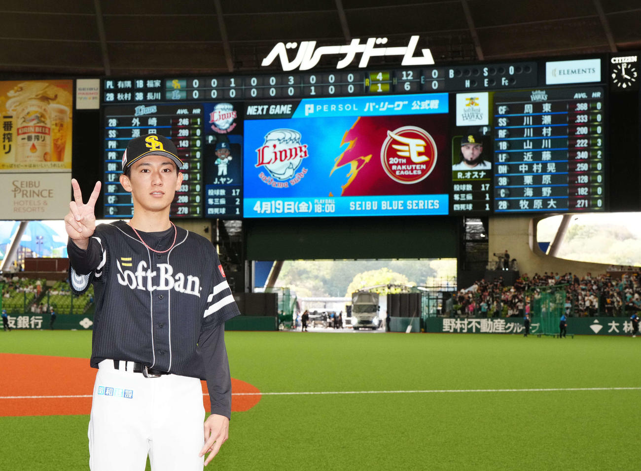 西武対ソフトバンク　試合後、2勝目を挙げ写真に納まるソフトバンク大津（撮影・江口和貴）