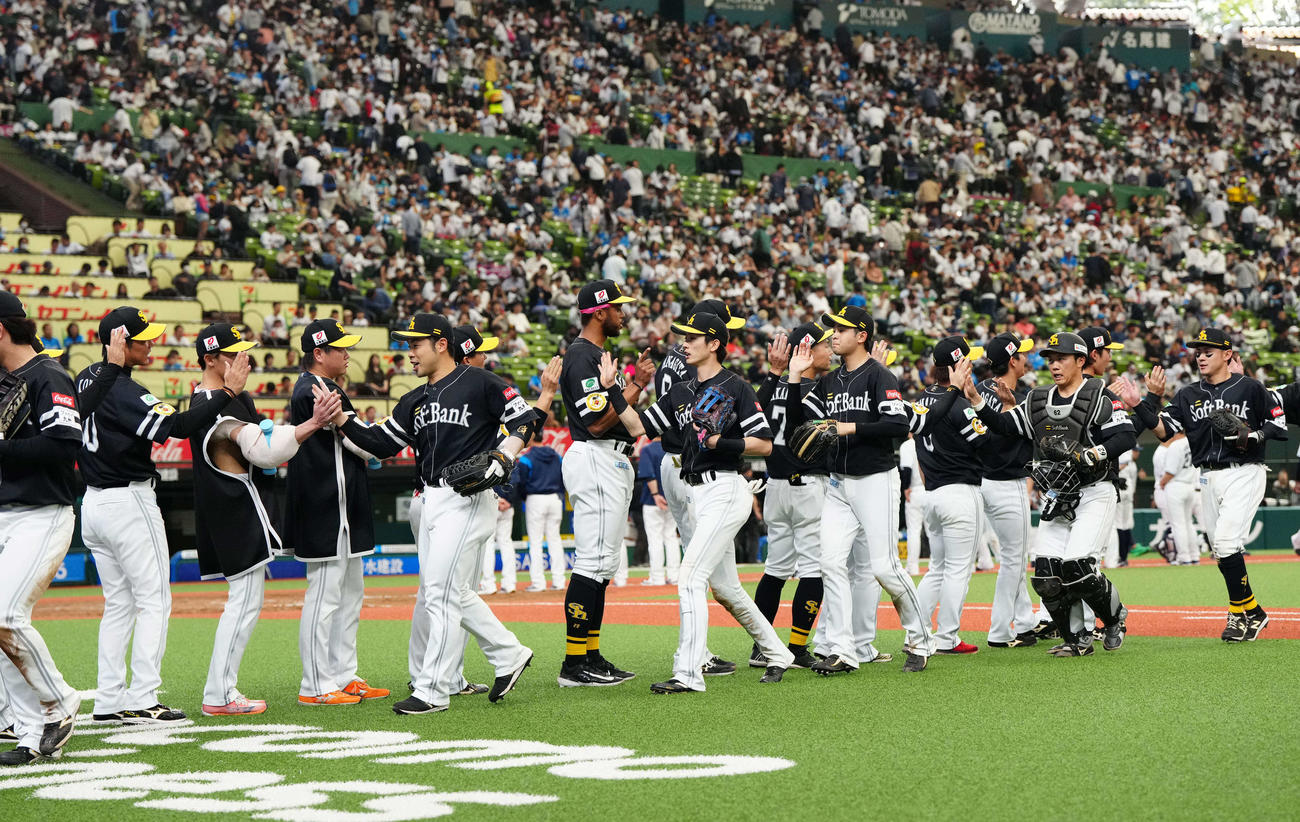 西武対ソフトバンク　試合後、勝利のタッチを交わすソフトバンクの選手たち（撮影・江口和貴）