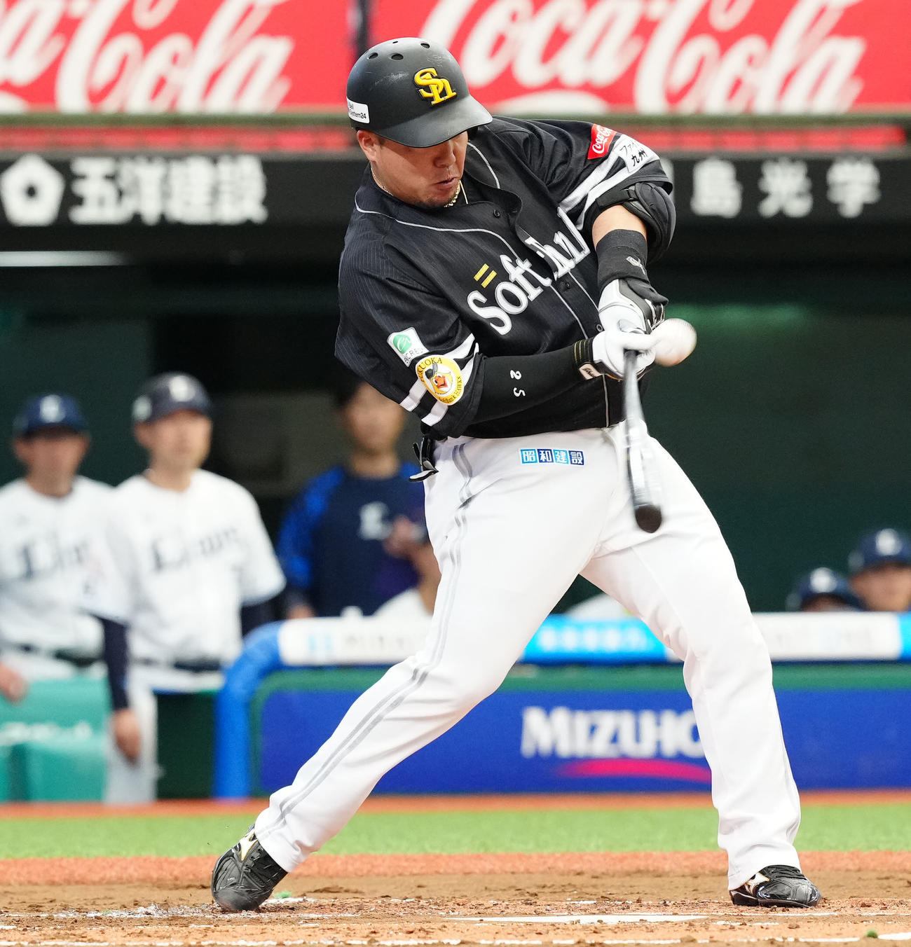 西武対ソフトバンク　2回表ソフトバンク無死、右前打を放つ山川（撮影・江口和貴）
