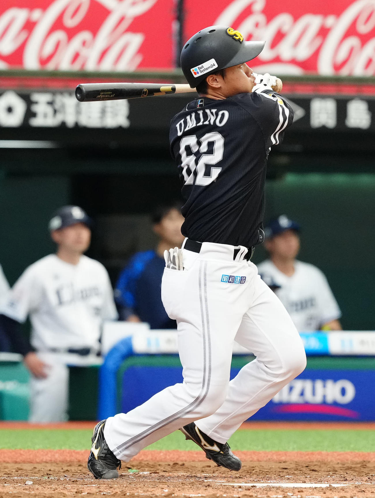 西武対ソフトバンク　4回表ソフトバンク2死、二塁打を放つ海野（撮影・江口和貴）
