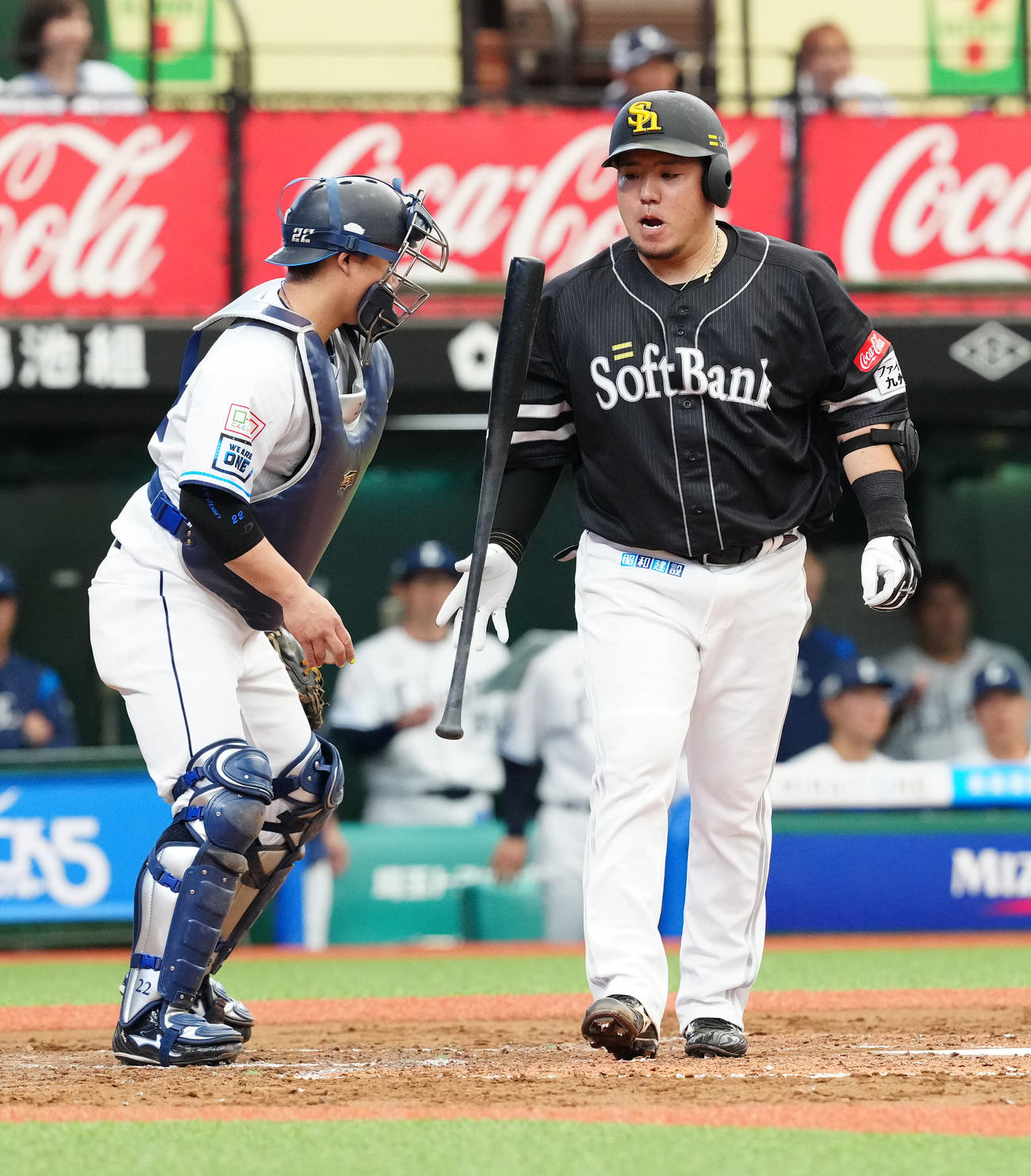 西武対ソフトバンク　3回表ソフトバンク2死一塁、四球を選んだ山川（撮影・江口和貴）